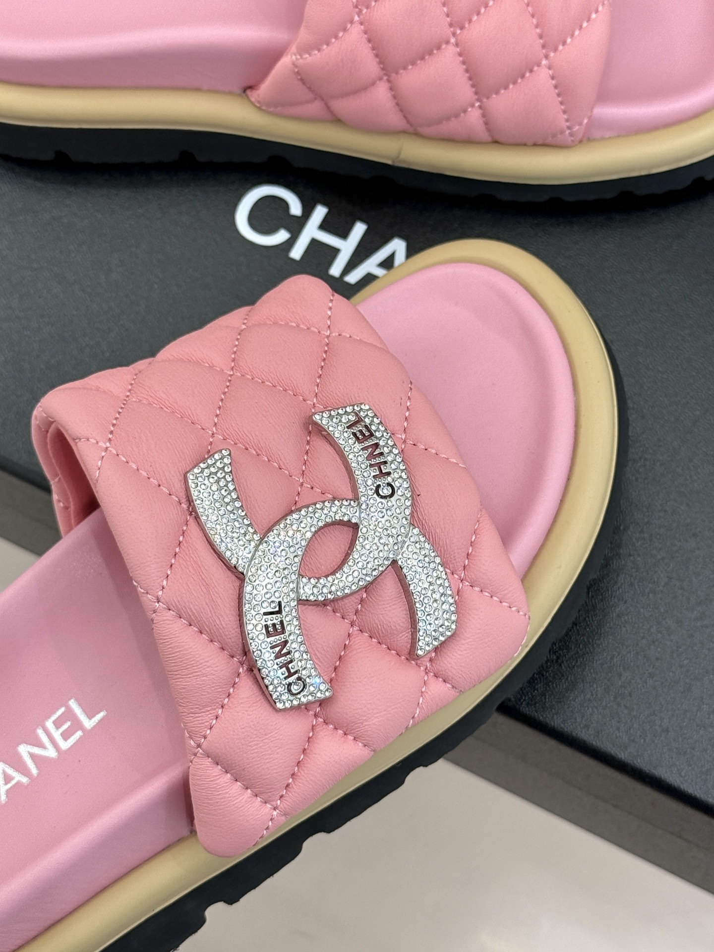 CHANE* ｜小香经典双C水钻魔术贴菱格面包厚底懒人拖鞋懒人必备👏穿了会上瘾的拖鞋巨软巨舒服 让你摆脱