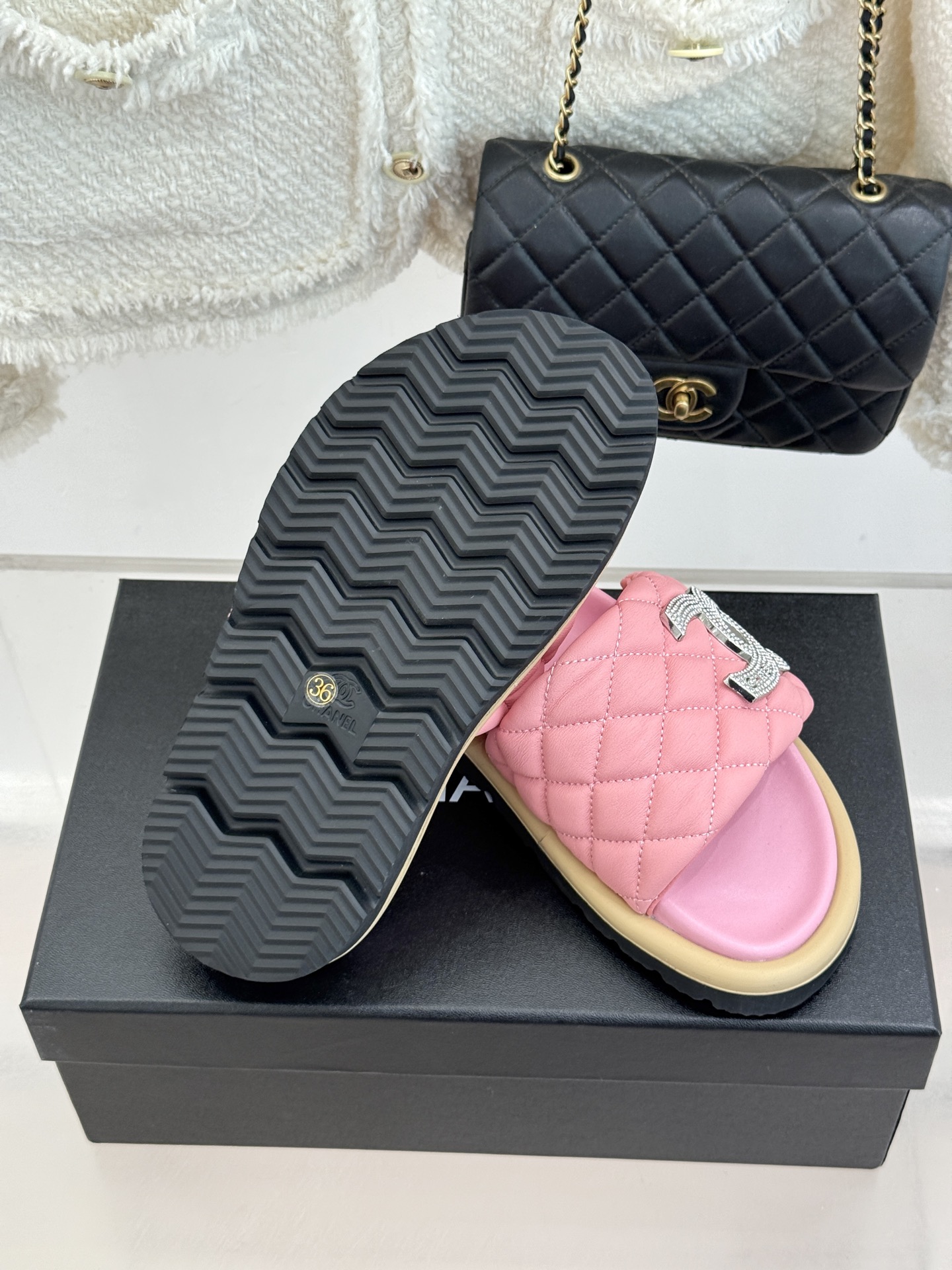 CHANE* ｜小香经典双C水钻魔术贴菱格面包厚底懒人拖鞋懒人必备👏穿了会上瘾的拖鞋巨软巨舒服 让你摆脱