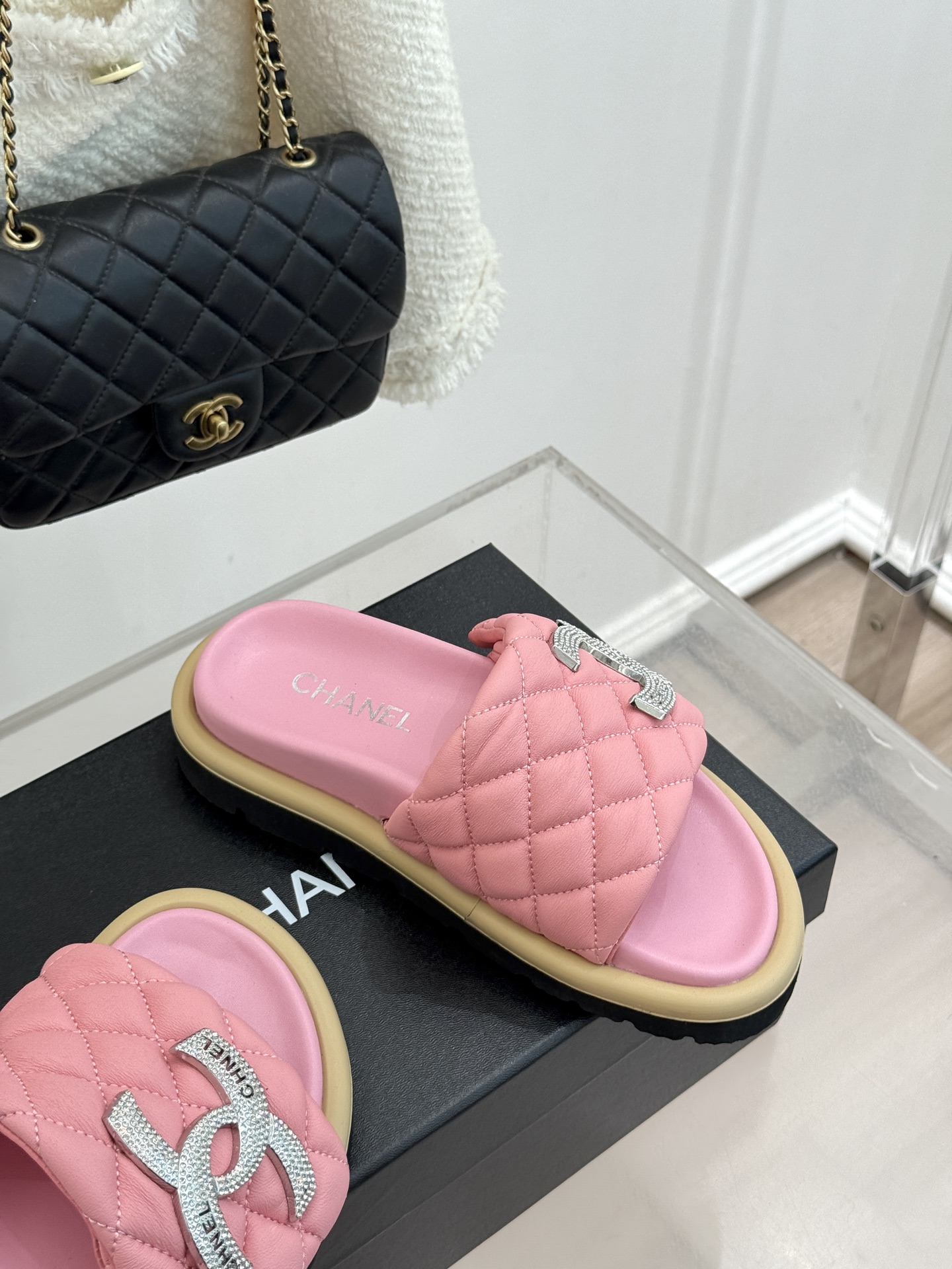 CHANE* ｜小香经典双C水钻魔术贴菱格面包厚底懒人拖鞋懒人必备👏穿了会上瘾的拖鞋巨软巨舒服 让你摆脱