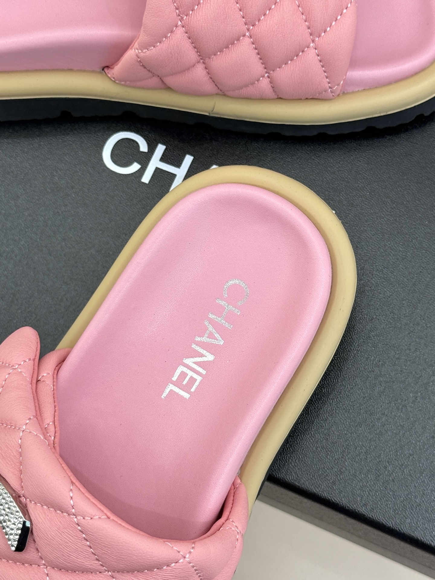 CHANE* ｜小香经典双C水钻魔术贴菱格面包厚底懒人拖鞋懒人必备👏穿了会上瘾的拖鞋巨软巨舒服 让你摆脱