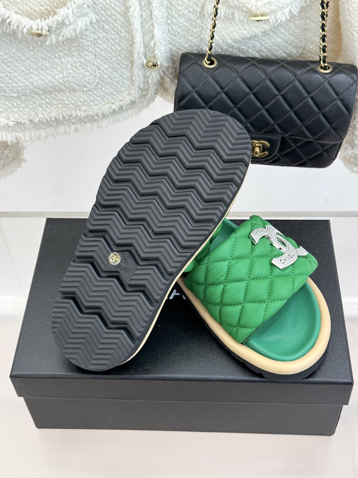 CHANE* ｜小香经典双C水钻魔术贴菱格面包厚底懒人拖鞋懒人必备👏穿了会上瘾的拖鞋巨软巨舒服 让你摆脱