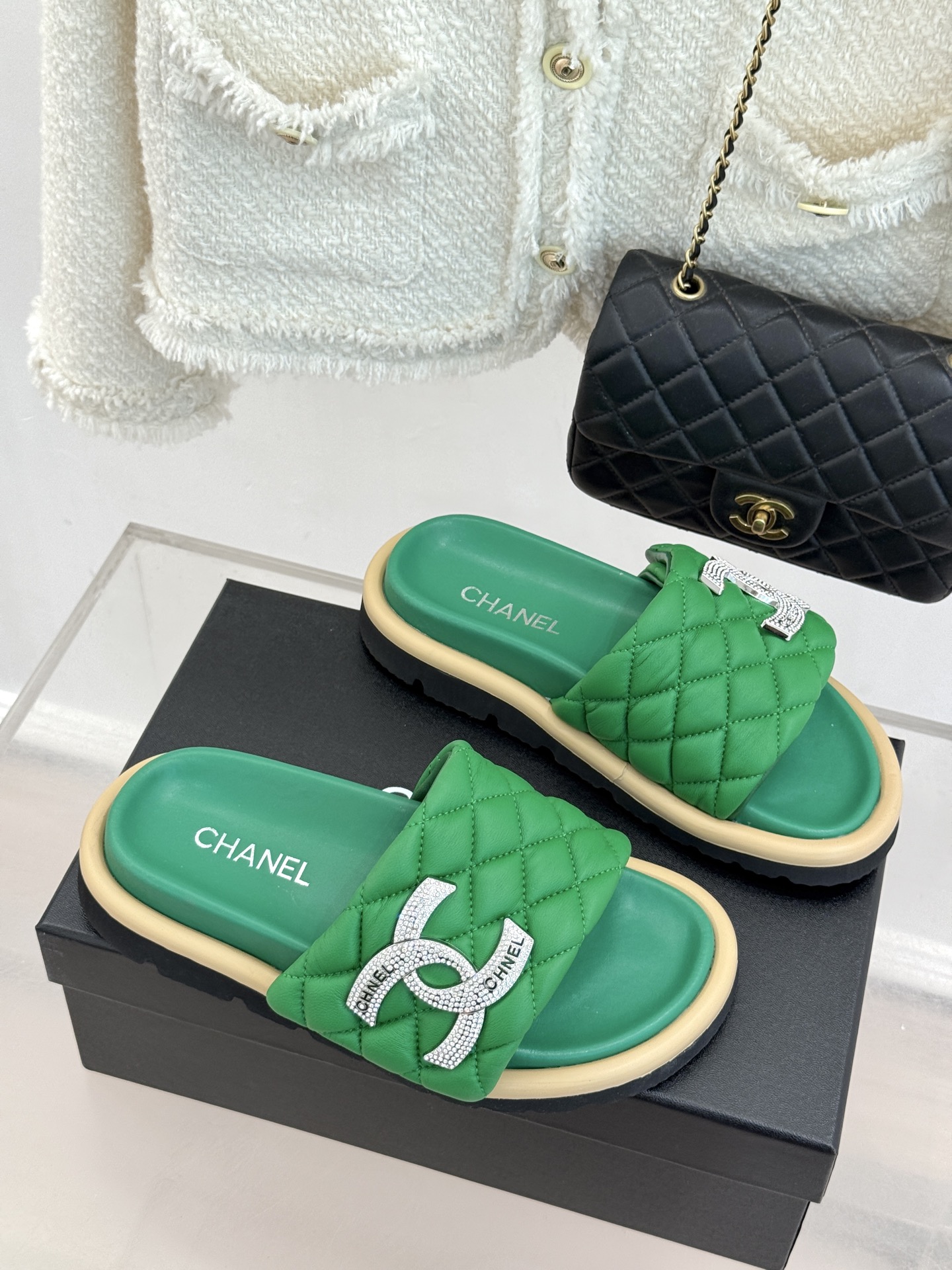 CHANE* ｜小香经典双C水钻魔术贴菱格面包厚底懒人拖鞋懒人必备👏穿了会上瘾的拖鞋巨软巨舒服 让你摆脱