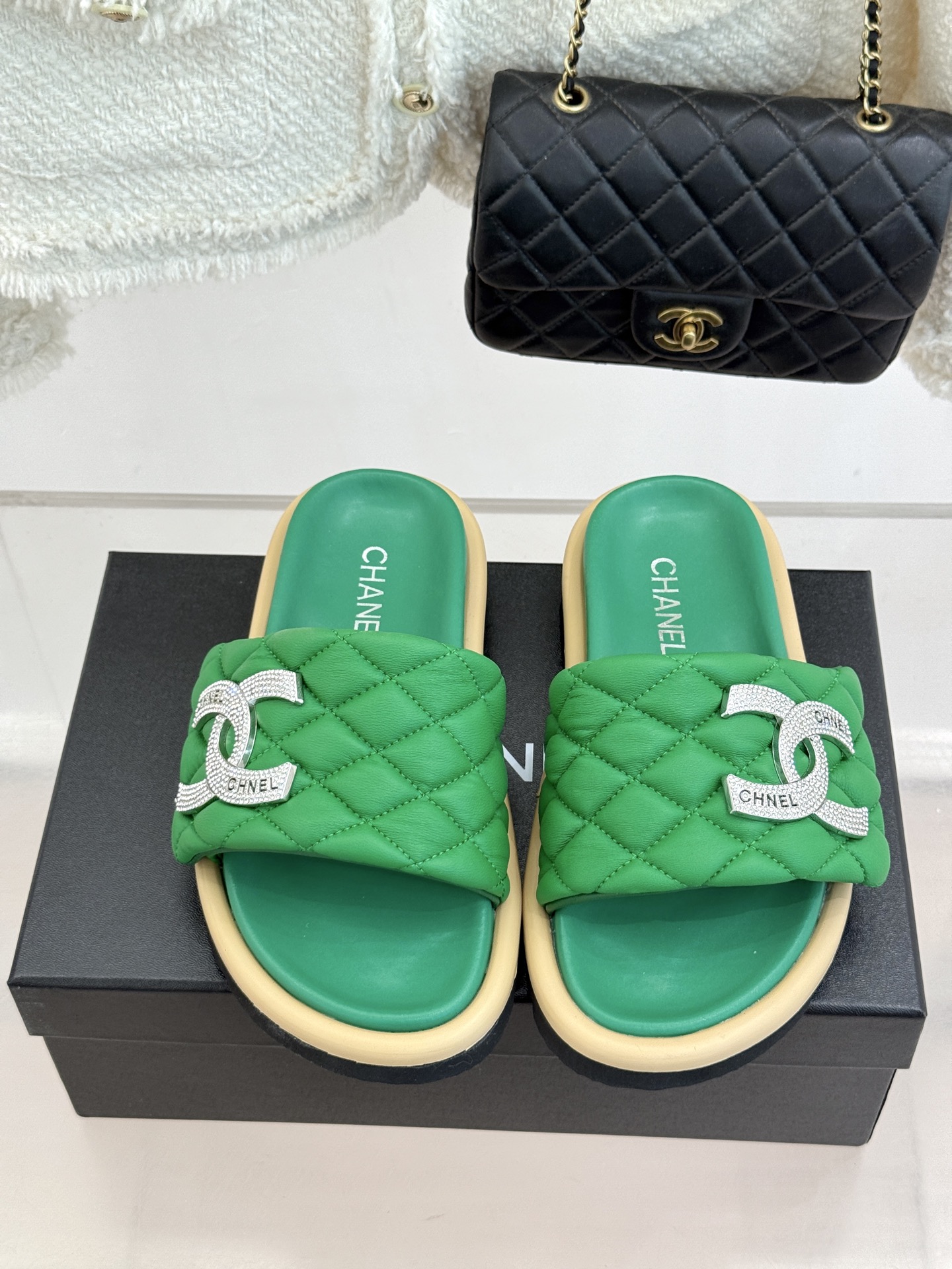 CHANE* ｜小香经典双C水钻魔术贴菱格面包厚底懒人拖鞋懒人必备👏穿了会上瘾的拖鞋巨软巨舒服 让你摆脱
