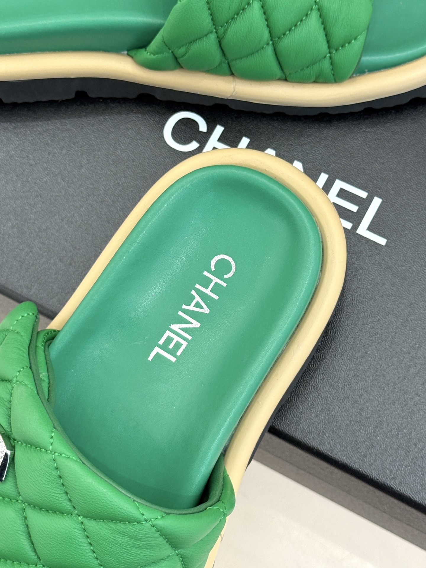 CHANE* ｜小香经典双C水钻魔术贴菱格面包厚底懒人拖鞋懒人必备👏穿了会上瘾的拖鞋巨软巨舒服 让你摆脱