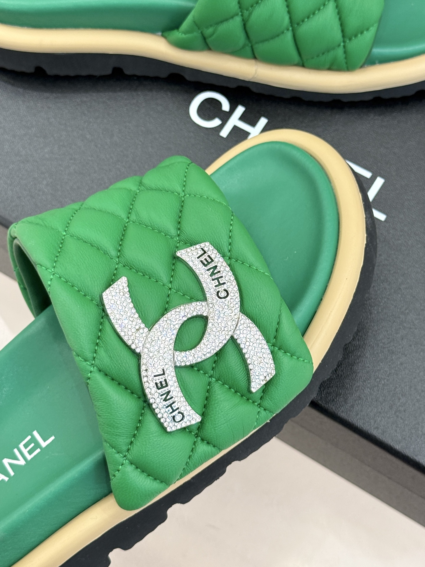 CHANE* ｜小香经典双C水钻魔术贴菱格面包厚底懒人拖鞋懒人必备👏穿了会上瘾的拖鞋巨软巨舒服 让你摆脱