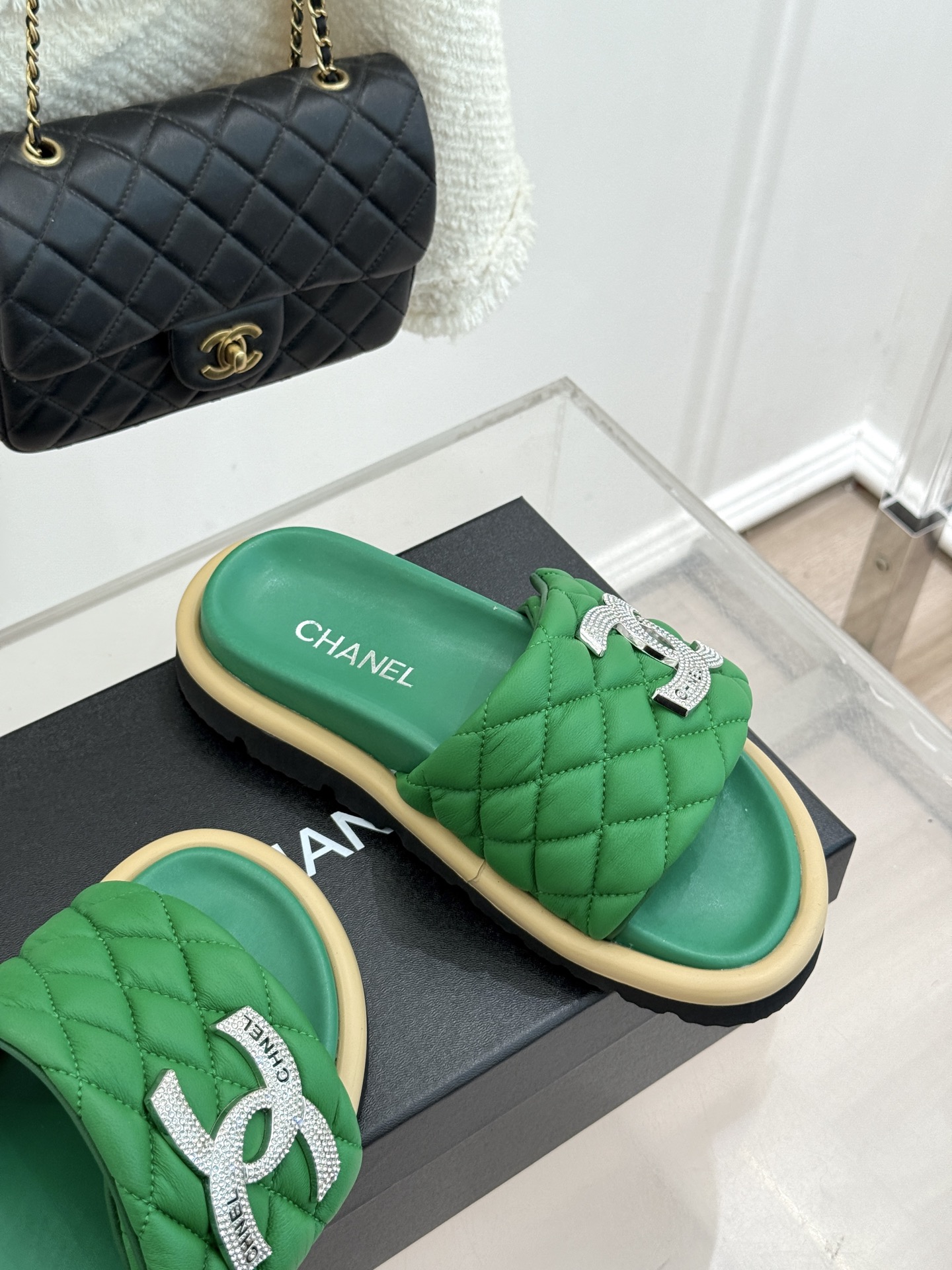 CHANE* ｜小香经典双C水钻魔术贴菱格面包厚底懒人拖鞋懒人必备👏穿了会上瘾的拖鞋巨软巨舒服 让你摆脱