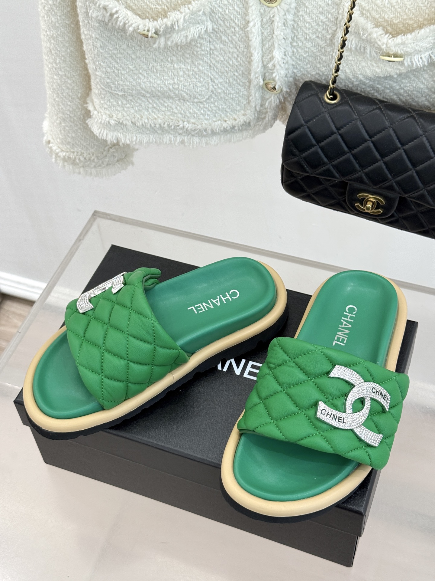 CHANE* ｜小香经典双C水钻魔术贴菱格面包厚底懒人拖鞋懒人必备👏穿了会上瘾的拖鞋巨软巨舒服 让你摆脱