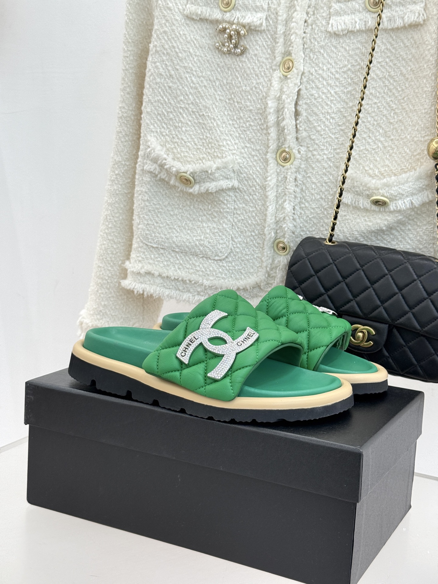 CHANE* ｜小香经典双C水钻魔术贴菱格面包厚底懒人拖鞋懒人必备👏穿了会上瘾的拖鞋巨软巨舒服 让你摆脱