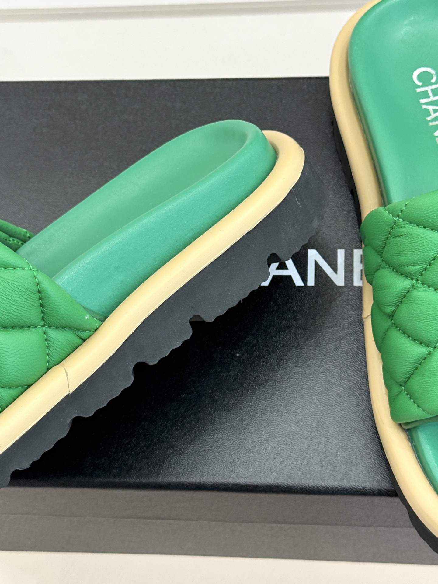 CHANE* ｜小香经典双C水钻魔术贴菱格面包厚底懒人拖鞋懒人必备👏穿了会上瘾的拖鞋巨软巨舒服 让你摆脱