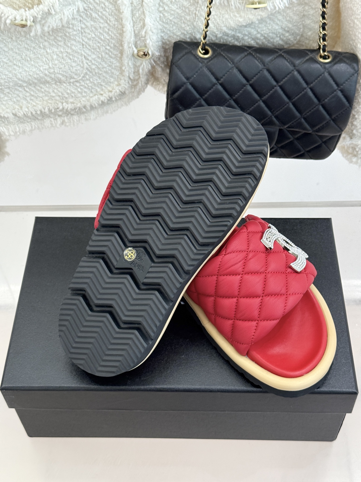 CHANE* ｜小香经典双C水钻魔术贴菱格面包厚底懒人拖鞋懒人必备👏穿了会上瘾的拖鞋巨软巨舒服 让你摆脱