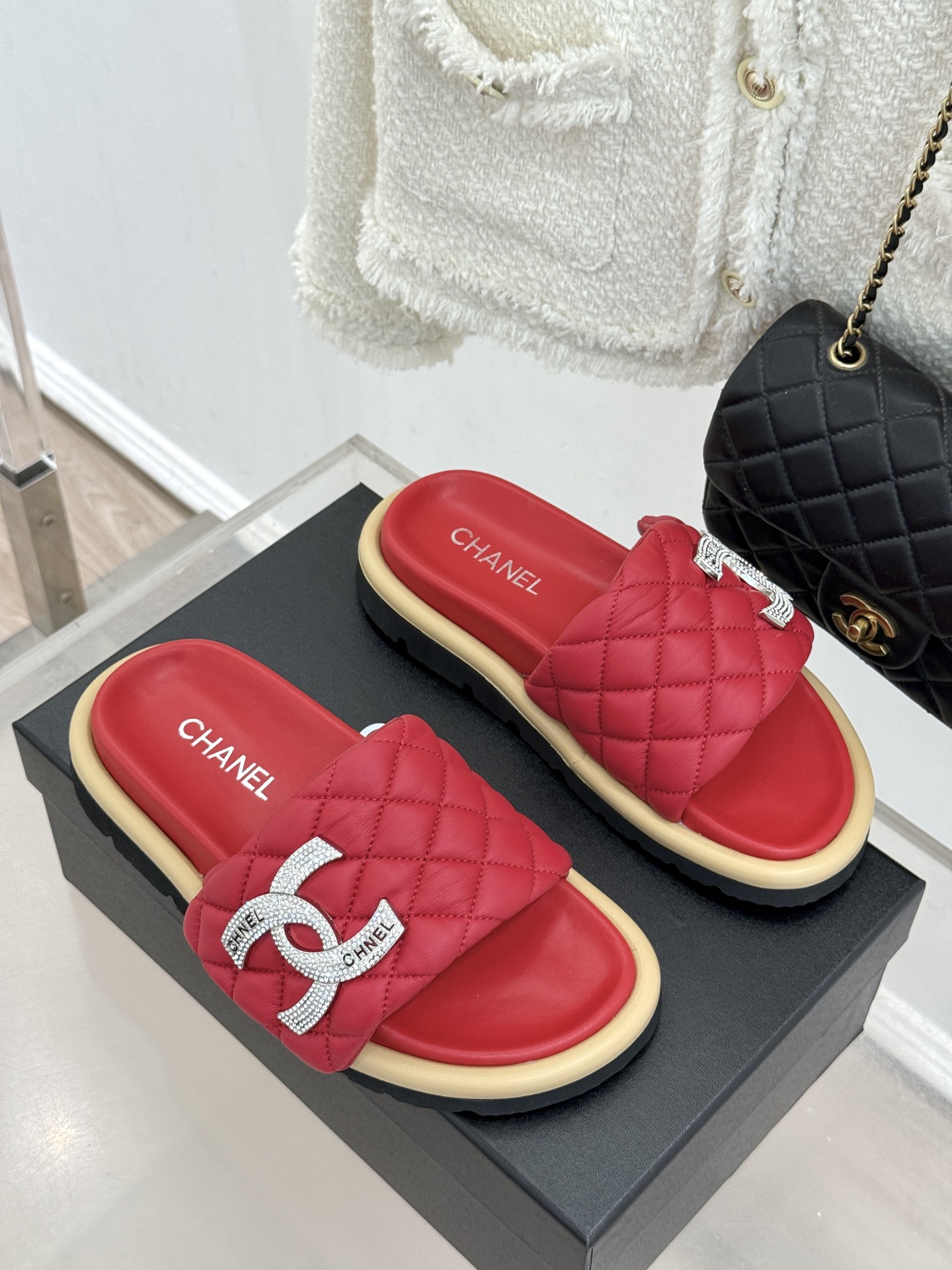 CHANE* ｜小香经典双C水钻魔术贴菱格面包厚底懒人拖鞋懒人必备👏穿了会上瘾的拖鞋巨软巨舒服 让你摆脱