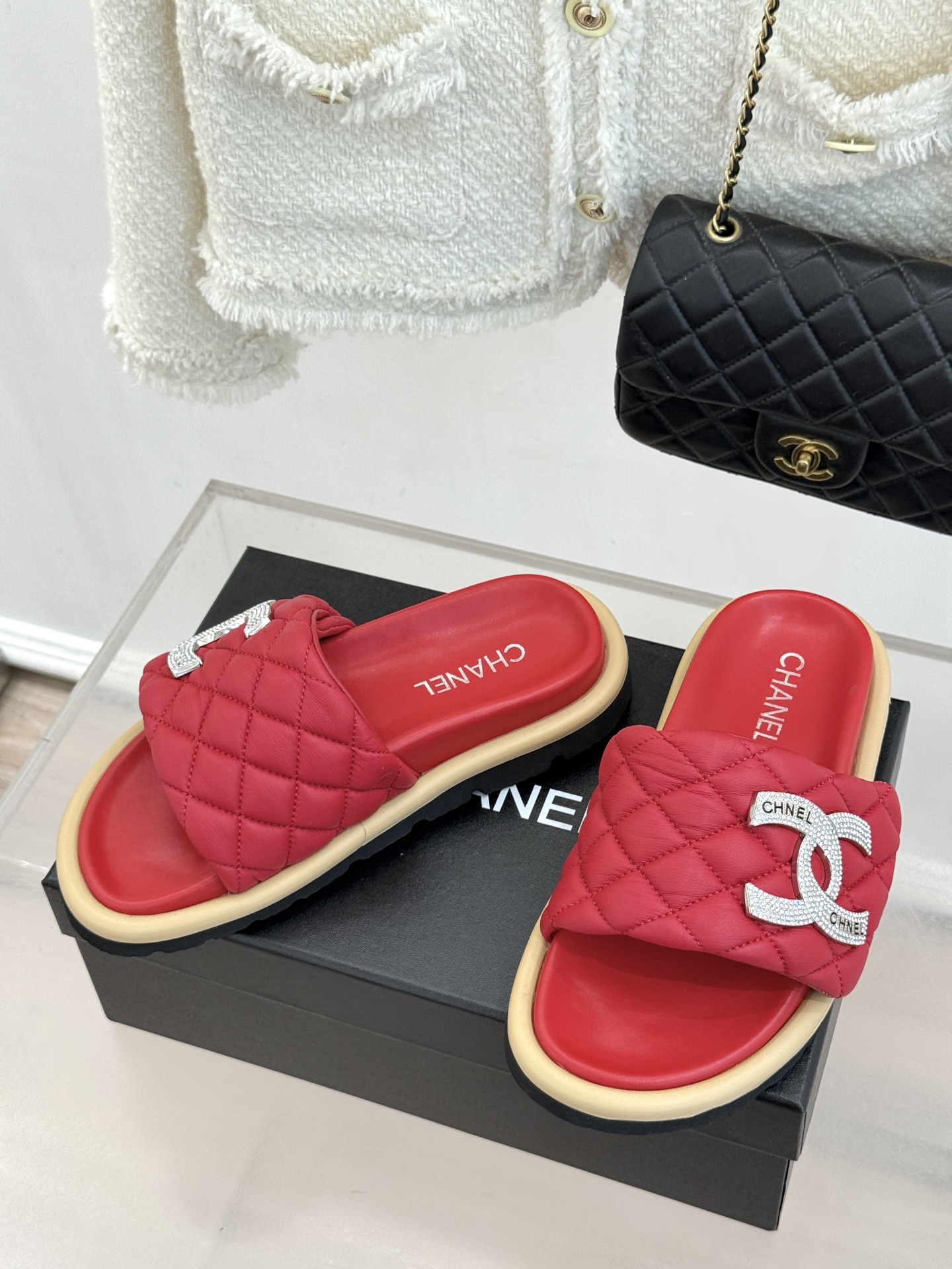 CHANE* ｜小香经典双C水钻魔术贴菱格面包厚底懒人拖鞋懒人必备👏穿了会上瘾的拖鞋巨软巨舒服 让你摆脱