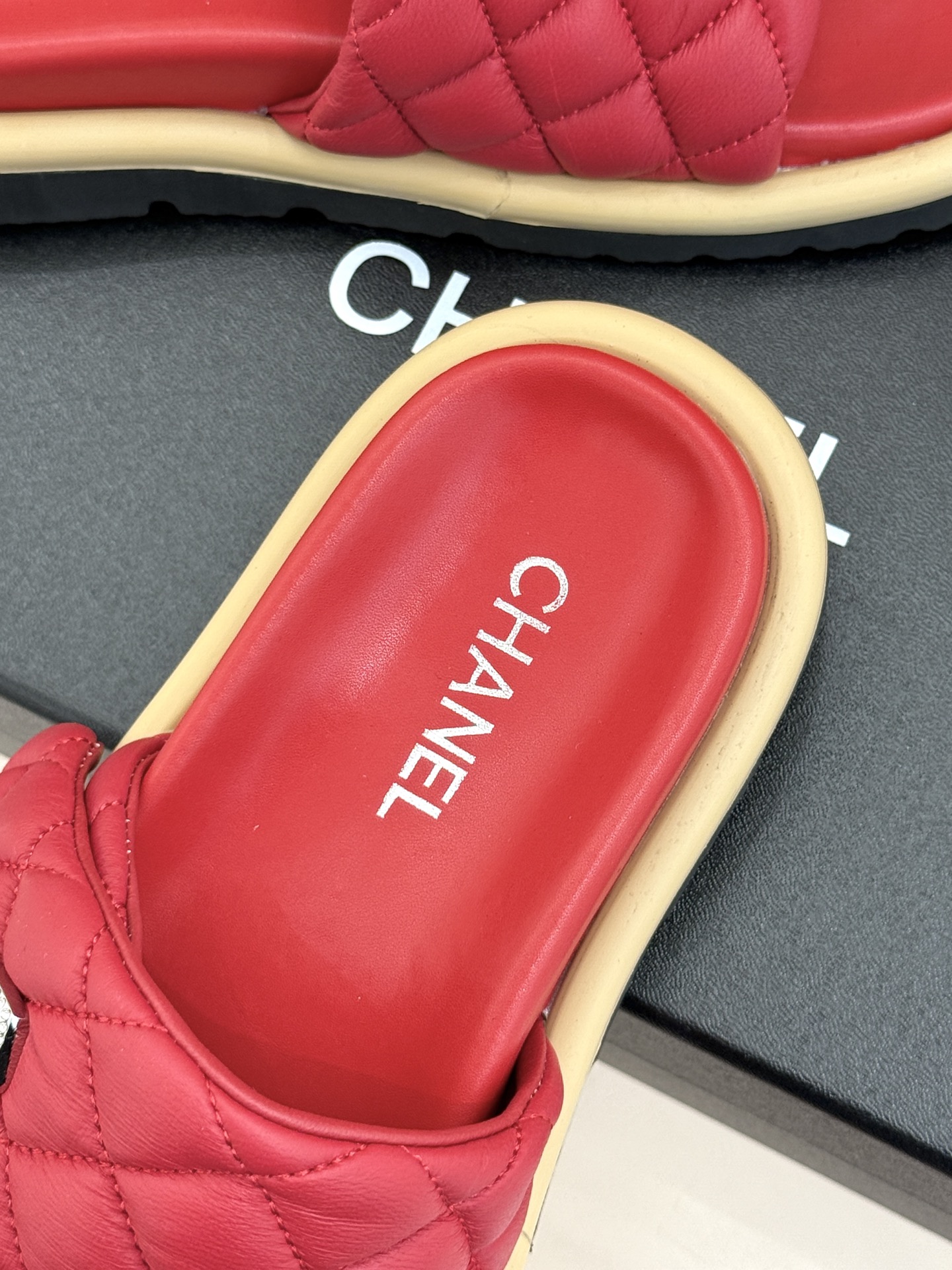 CHANE* ｜小香经典双C水钻魔术贴菱格面包厚底懒人拖鞋懒人必备👏穿了会上瘾的拖鞋巨软巨舒服 让你摆脱