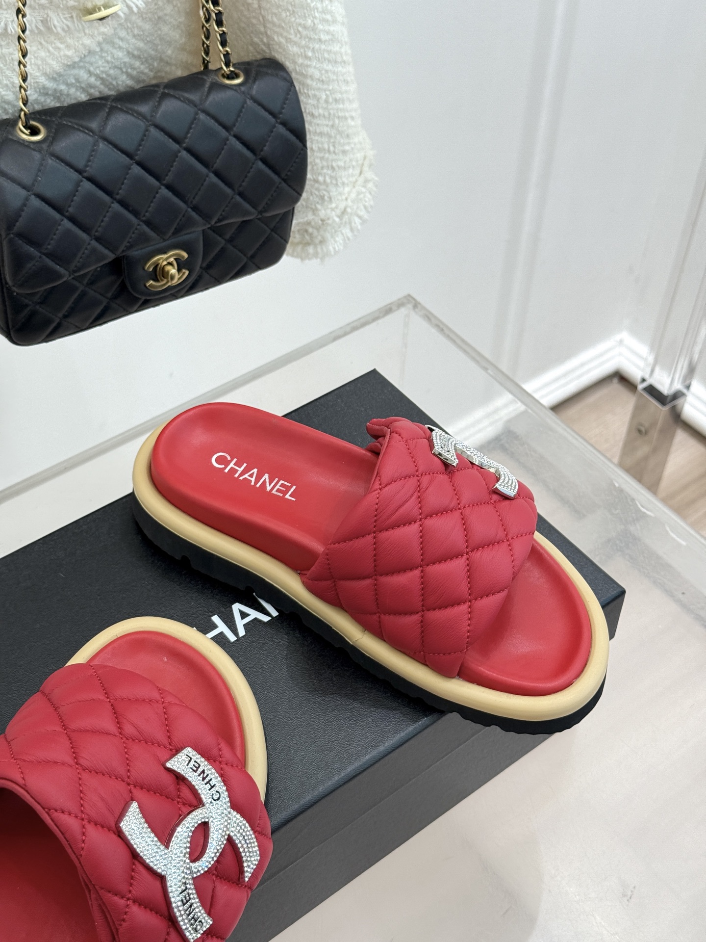 CHANE* ｜小香经典双C水钻魔术贴菱格面包厚底懒人拖鞋懒人必备👏穿了会上瘾的拖鞋巨软巨舒服 让你摆脱