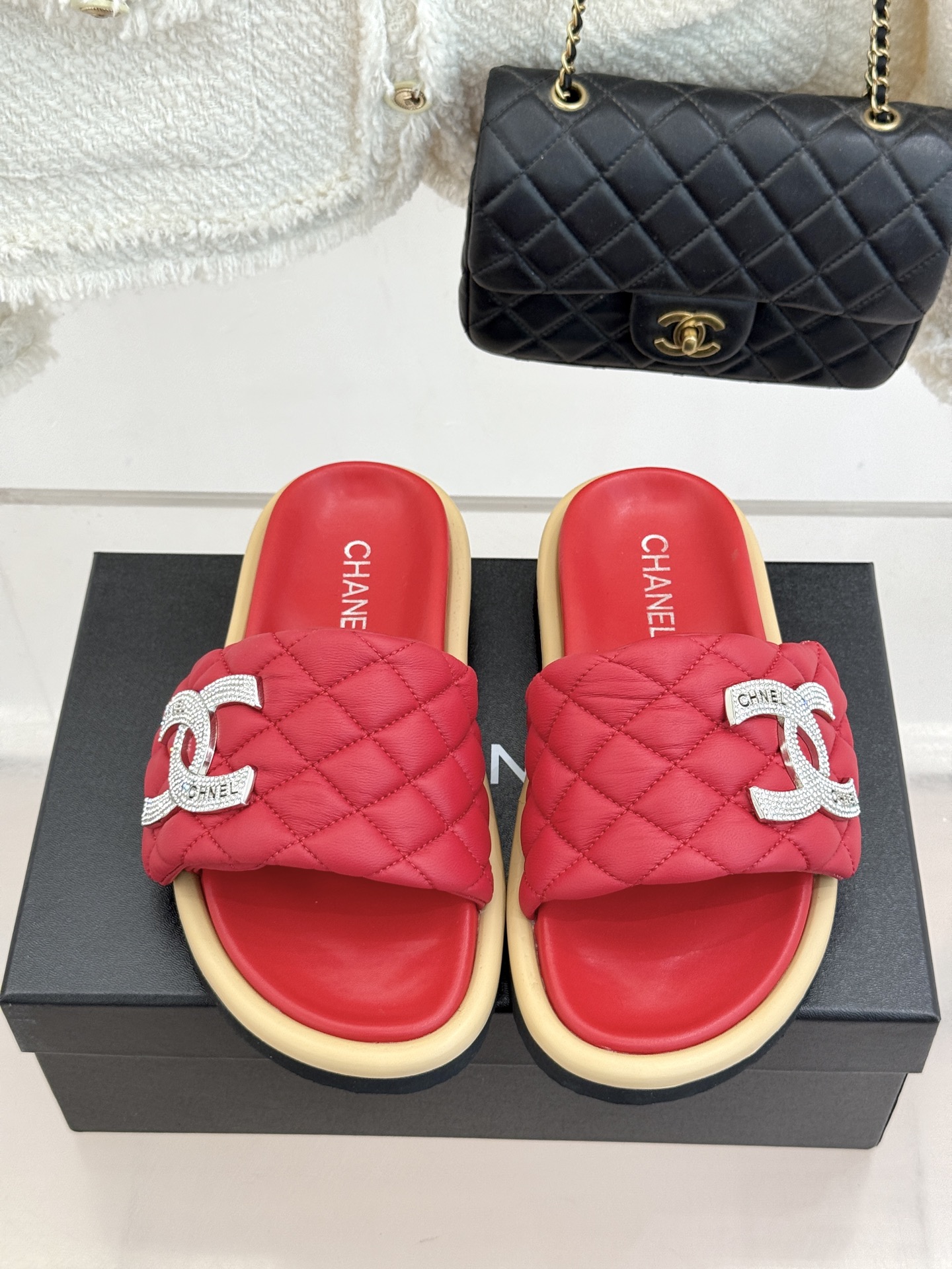 CHANE* ｜小香经典双C水钻魔术贴菱格面包厚底懒人拖鞋懒人必备👏穿了会上瘾的拖鞋巨软巨舒服 让你摆脱