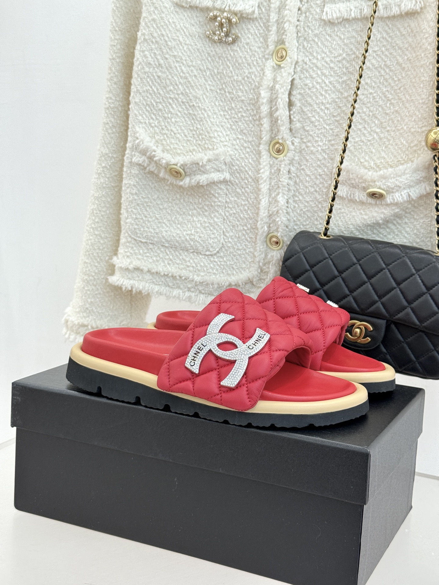 CHANE* ｜小香经典双C水钻魔术贴菱格面包厚底懒人拖鞋懒人必备👏穿了会上瘾的拖鞋巨软巨舒服 让你摆脱