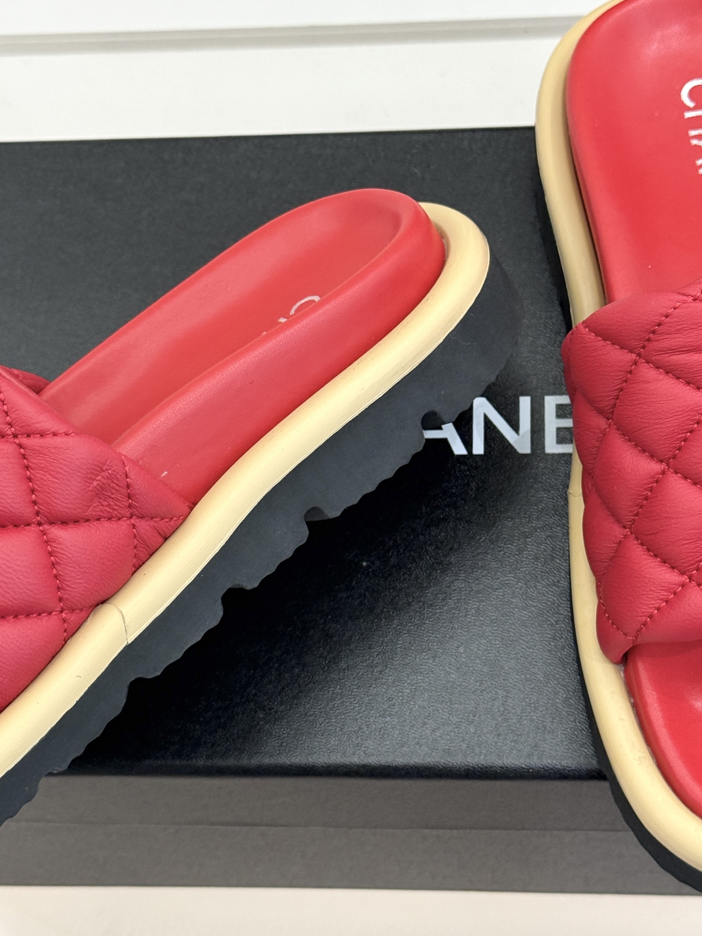 CHANE* ｜小香经典双C水钻魔术贴菱格面包厚底懒人拖鞋懒人必备👏穿了会上瘾的拖鞋巨软巨舒服 让你摆脱