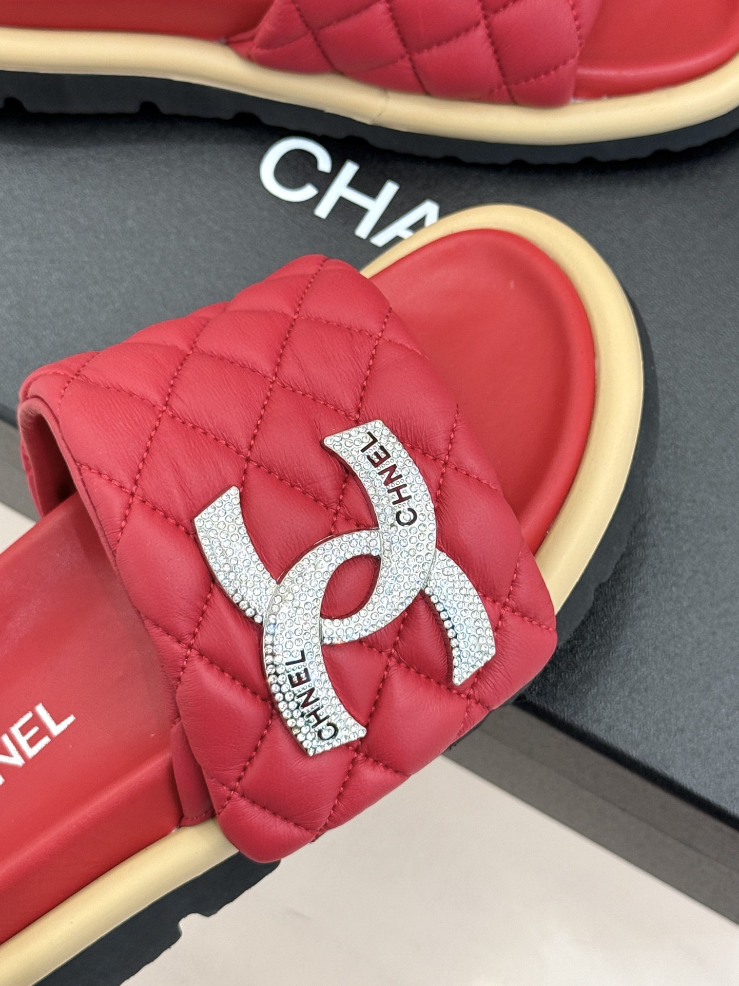 CHANE* ｜小香经典双C水钻魔术贴菱格面包厚底懒人拖鞋懒人必备👏穿了会上瘾的拖鞋巨软巨舒服 让你摆脱
