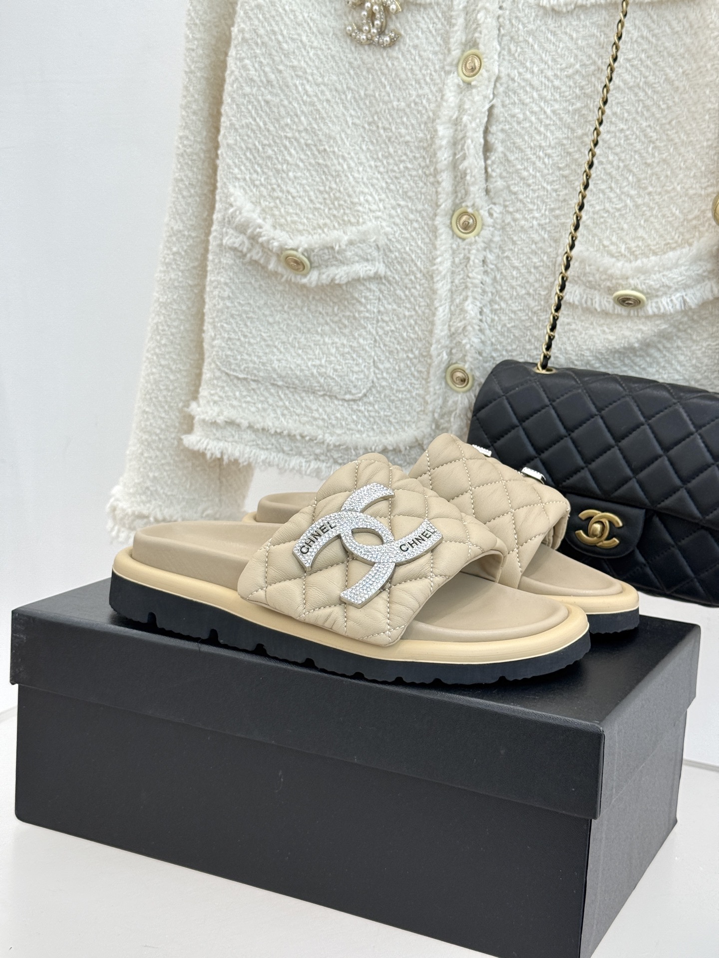 CHANE* ｜小香经典双C水钻魔术贴菱格面包厚底懒人拖鞋懒人必备👏穿了会上瘾的拖鞋巨软巨舒服 让你摆脱