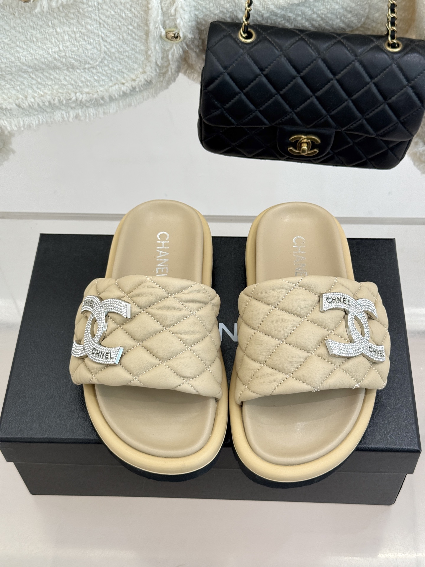 CHANE* ｜小香经典双C水钻魔术贴菱格面包厚底懒人拖鞋懒人必备👏穿了会上瘾的拖鞋巨软巨舒服 让你摆脱