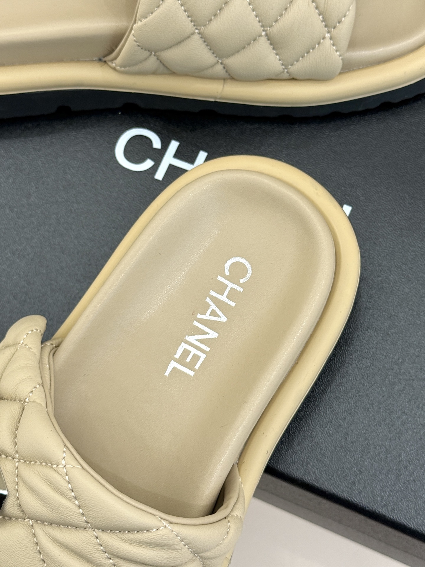 CHANE* ｜小香经典双C水钻魔术贴菱格面包厚底懒人拖鞋懒人必备👏穿了会上瘾的拖鞋巨软巨舒服 让你摆脱