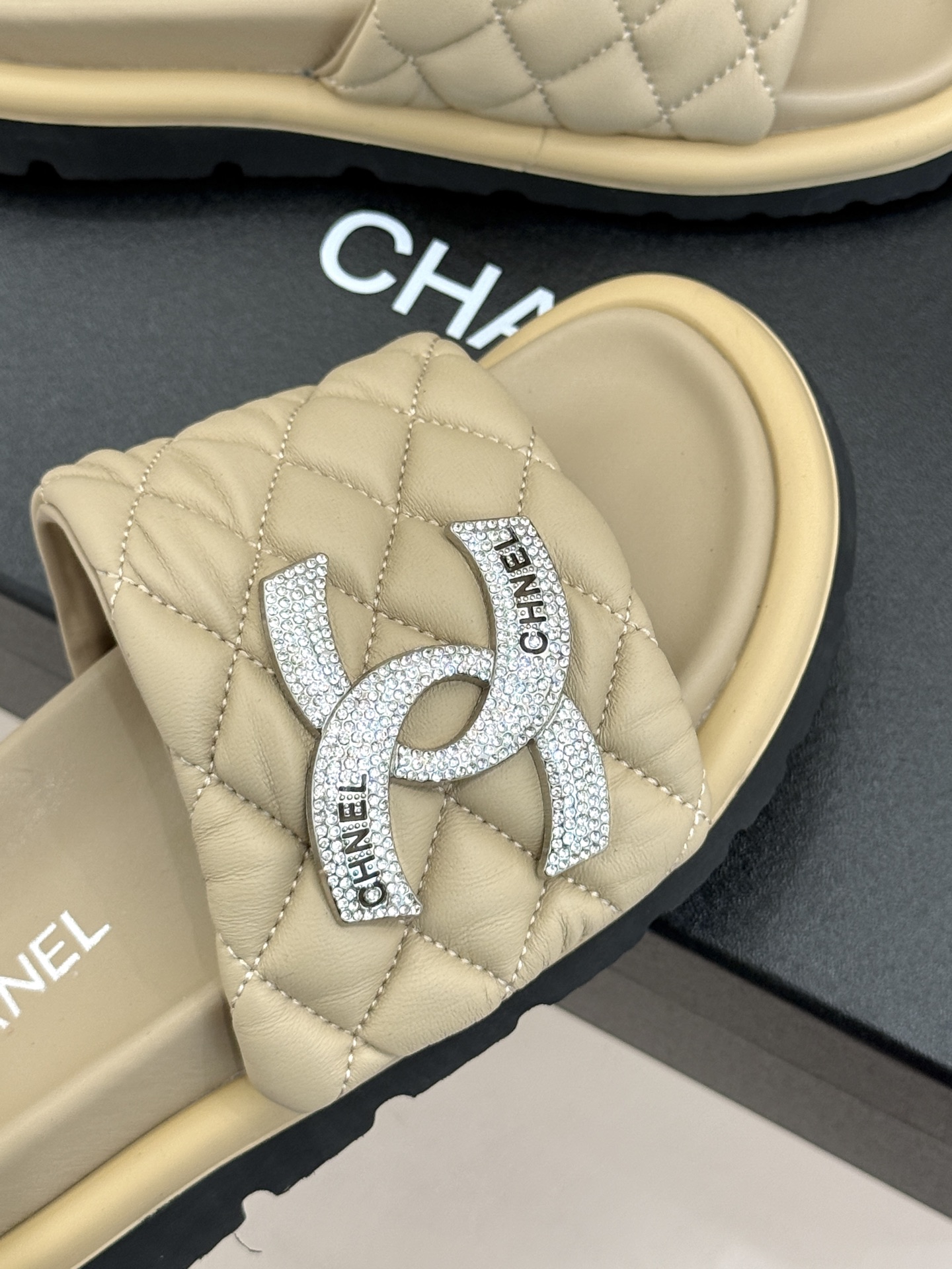 CHANE* ｜小香经典双C水钻魔术贴菱格面包厚底懒人拖鞋懒人必备👏穿了会上瘾的拖鞋巨软巨舒服 让你摆脱