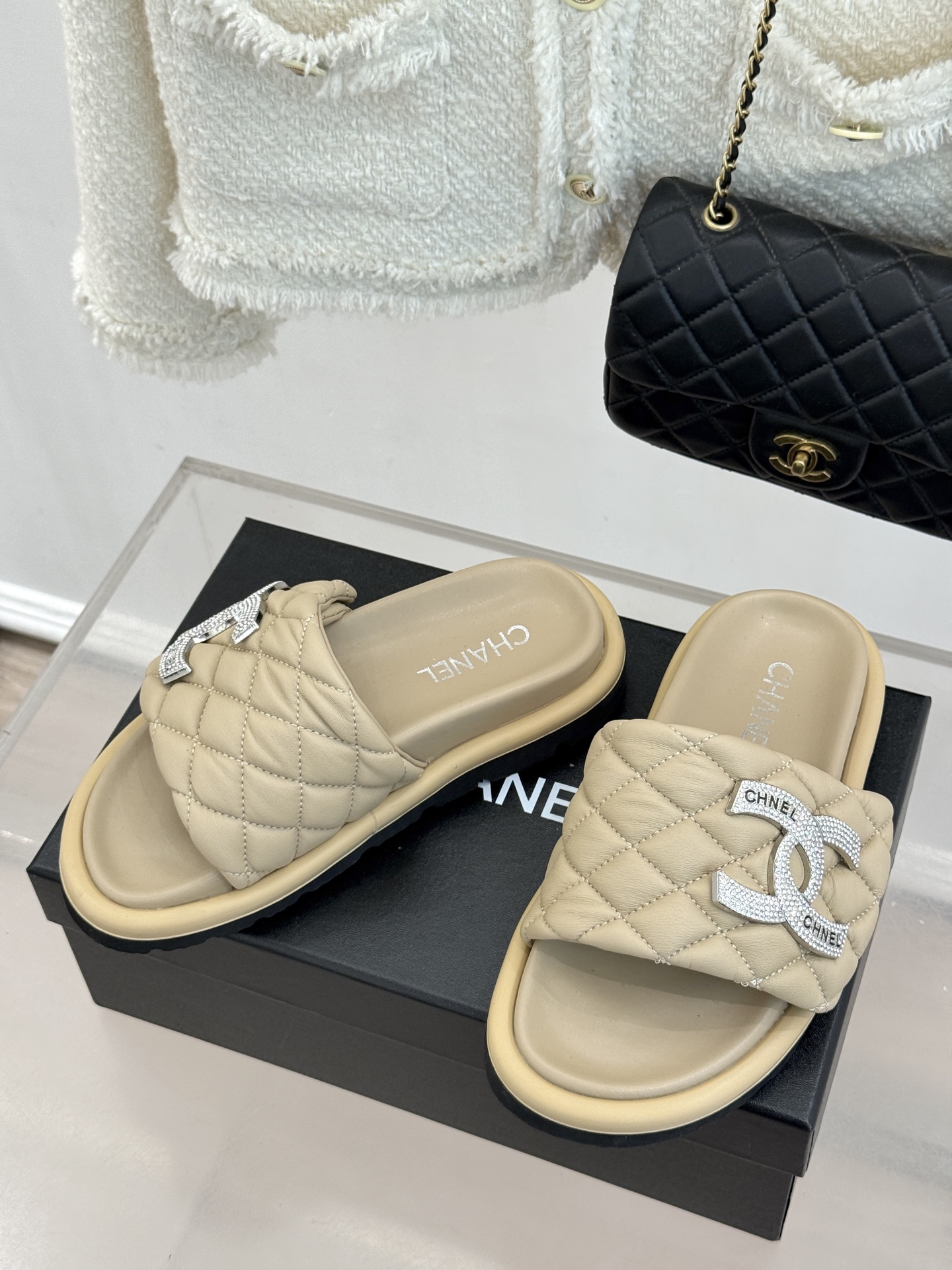 CHANE* ｜小香经典双C水钻魔术贴菱格面包厚底懒人拖鞋懒人必备👏穿了会上瘾的拖鞋巨软巨舒服 让你摆脱