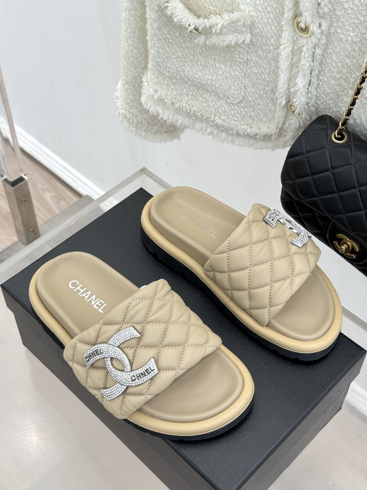 CHANE* ｜小香经典双C水钻魔术贴菱格面包厚底懒人拖鞋懒人必备👏穿了会上瘾的拖鞋巨软巨舒服 让你摆脱
