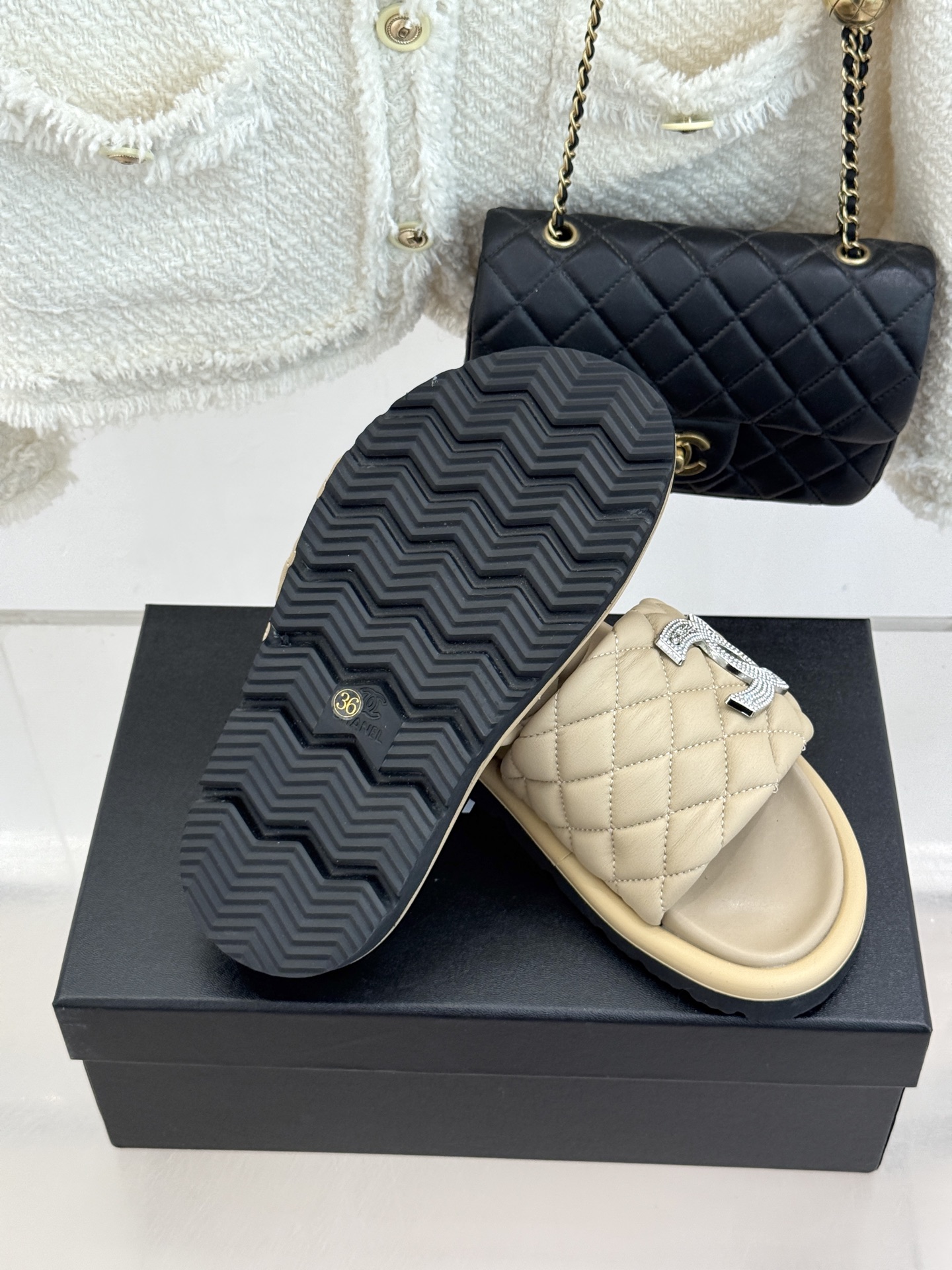 CHANE* ｜小香经典双C水钻魔术贴菱格面包厚底懒人拖鞋懒人必备👏穿了会上瘾的拖鞋巨软巨舒服 让你摆脱