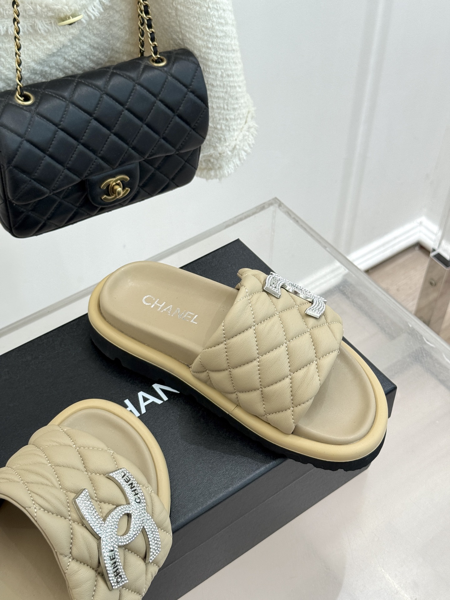 CHANE* ｜小香经典双C水钻魔术贴菱格面包厚底懒人拖鞋懒人必备👏穿了会上瘾的拖鞋巨软巨舒服 让你摆脱