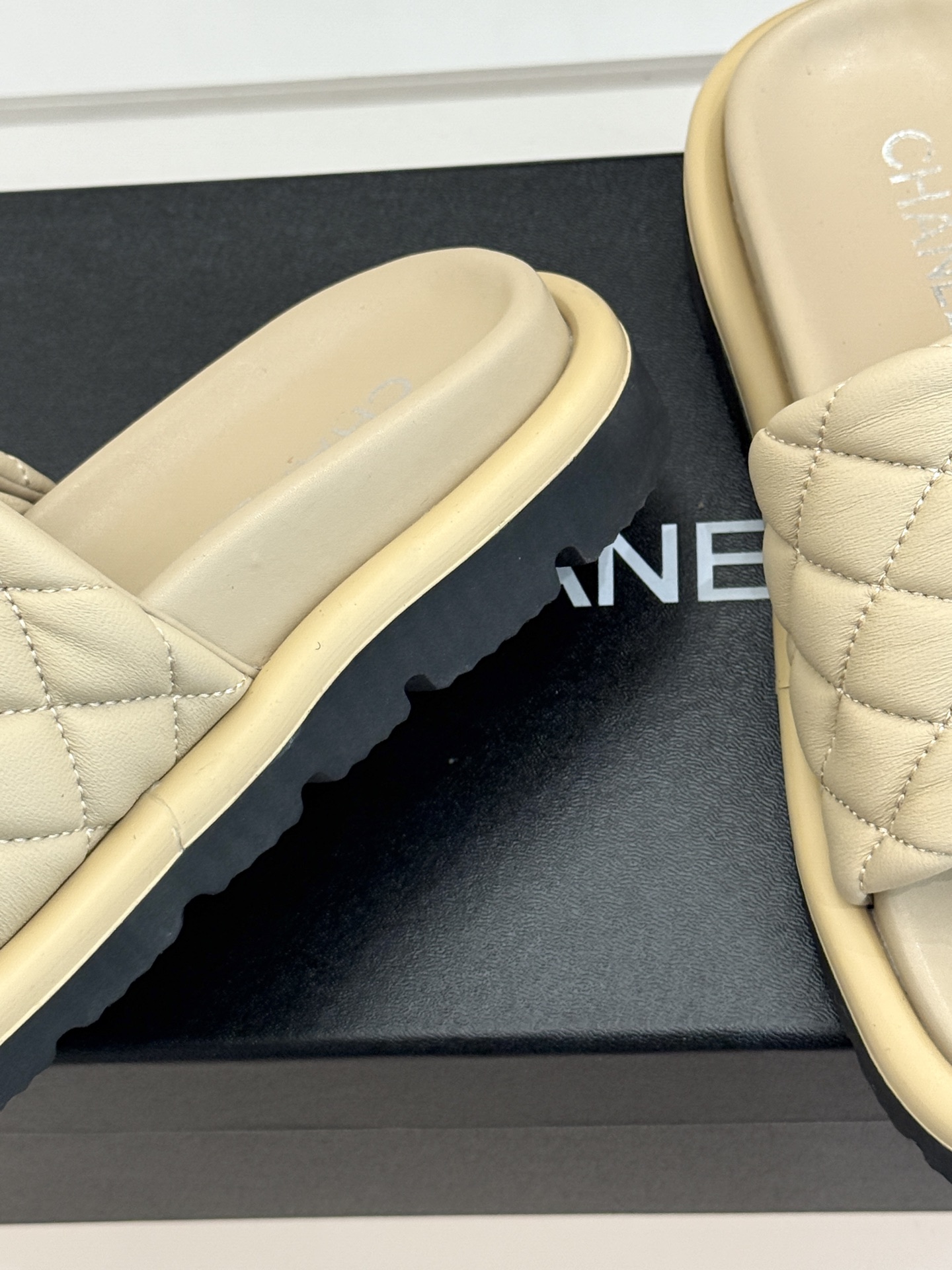 CHANE* ｜小香经典双C水钻魔术贴菱格面包厚底懒人拖鞋懒人必备👏穿了会上瘾的拖鞋巨软巨舒服 让你摆脱