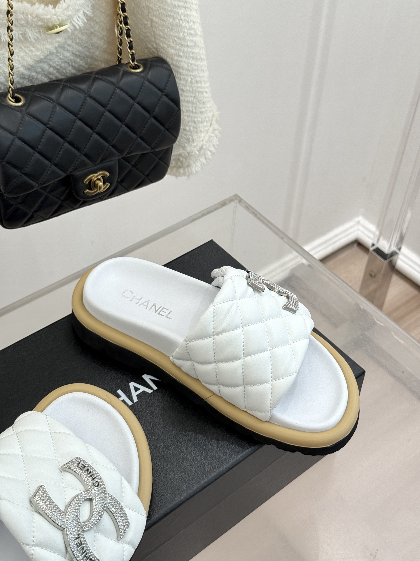 CHANE* ｜小香经典双C水钻魔术贴菱格面包厚底懒人拖鞋懒人必备👏穿了会上瘾的拖鞋巨软巨舒服 让你摆脱