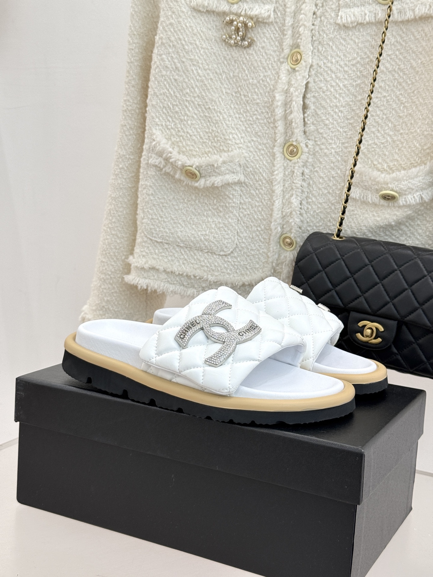 CHANE* ｜小香经典双C水钻魔术贴菱格面包厚底懒人拖鞋懒人必备👏穿了会上瘾的拖鞋巨软巨舒服 让你摆脱