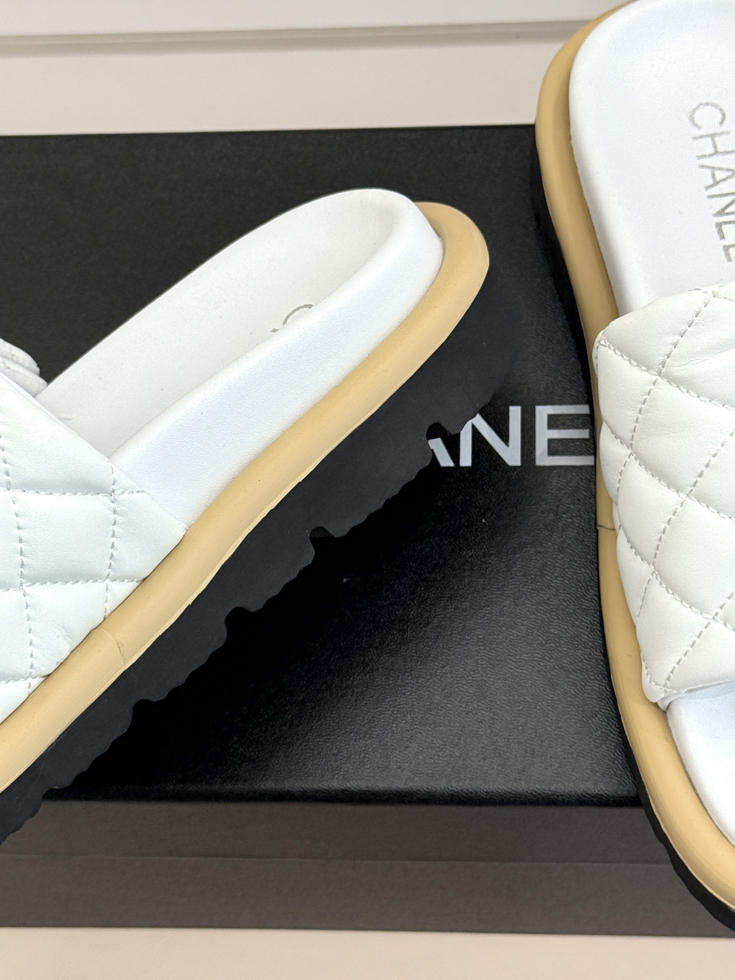 CHANE* ｜小香经典双C水钻魔术贴菱格面包厚底懒人拖鞋懒人必备👏穿了会上瘾的拖鞋巨软巨舒服 让你摆脱