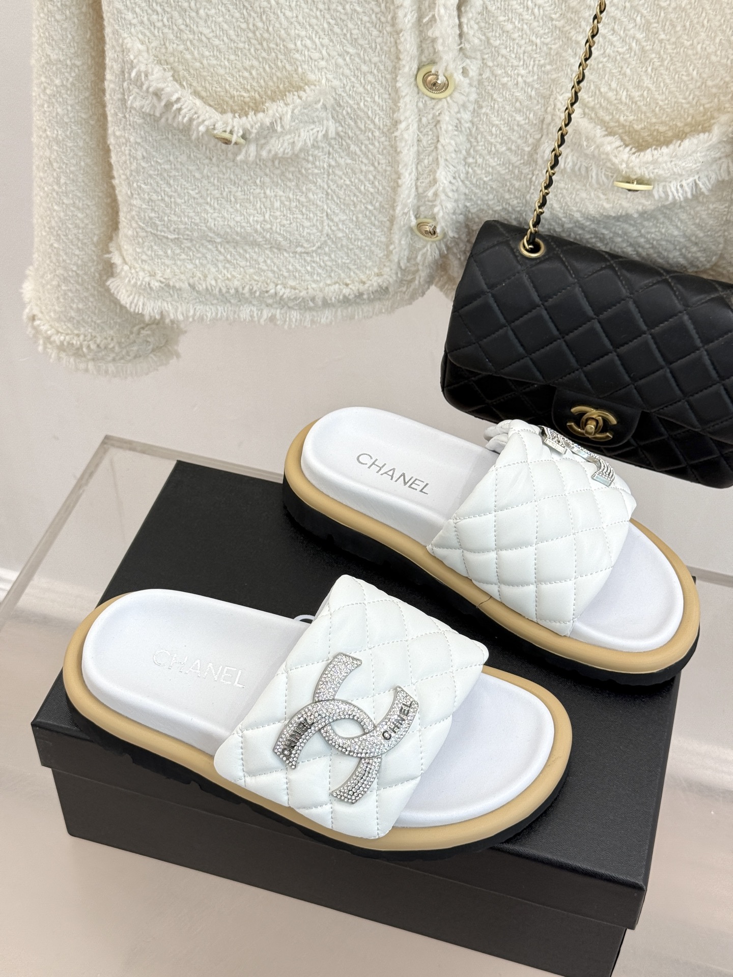 CHANE* ｜小香经典双C水钻魔术贴菱格面包厚底懒人拖鞋懒人必备👏穿了会上瘾的拖鞋巨软巨舒服 让你摆脱