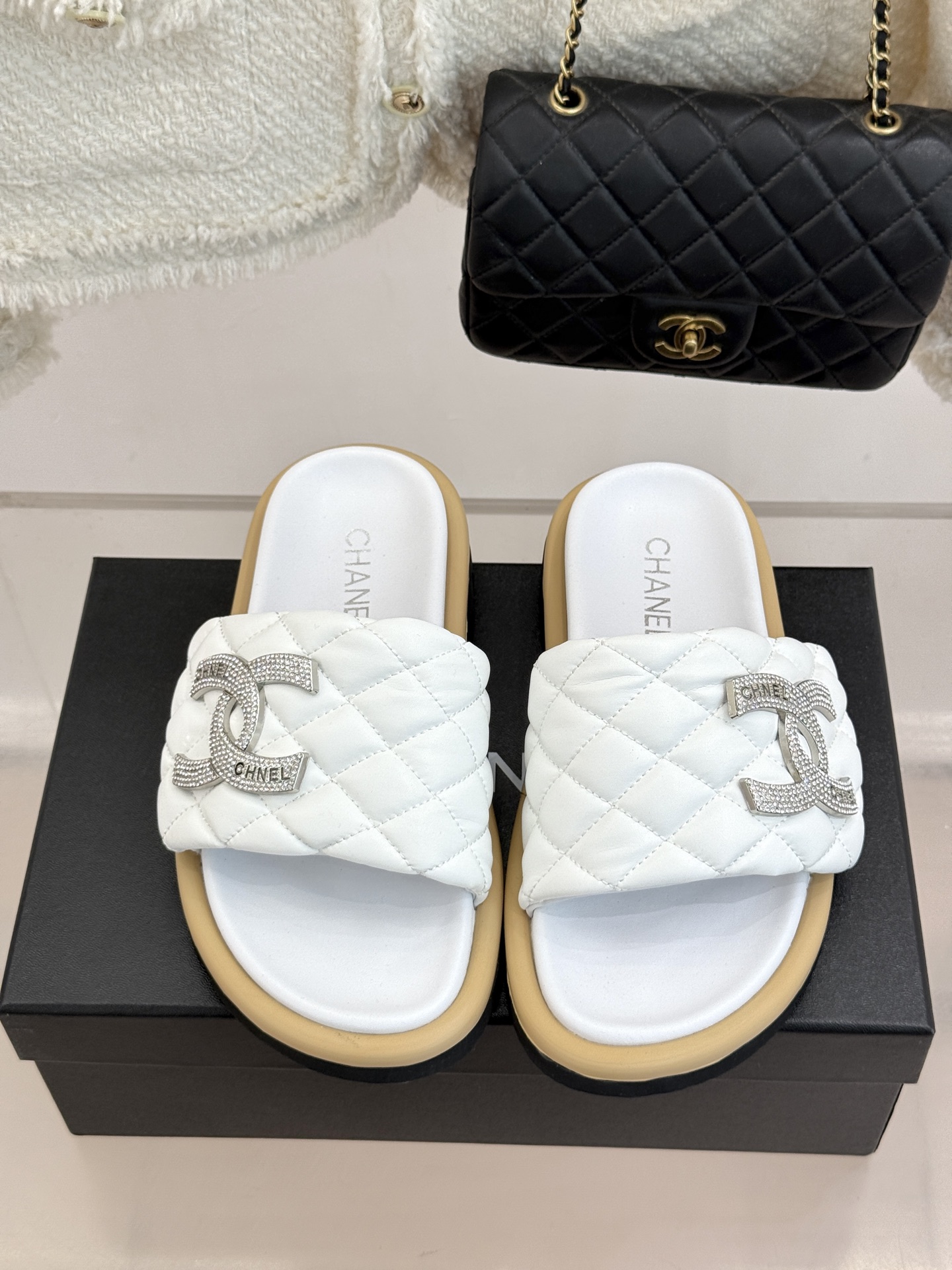 CHANE* ｜小香经典双C水钻魔术贴菱格面包厚底懒人拖鞋懒人必备👏穿了会上瘾的拖鞋巨软巨舒服 让你摆脱