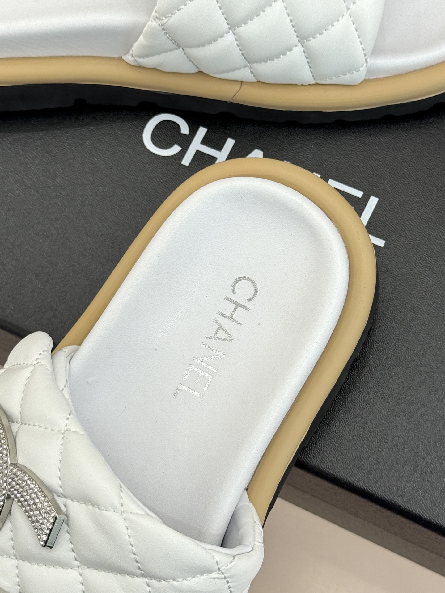 CHANE* ｜小香经典双C水钻魔术贴菱格面包厚底懒人拖鞋懒人必备👏穿了会上瘾的拖鞋巨软巨舒服 让你摆脱