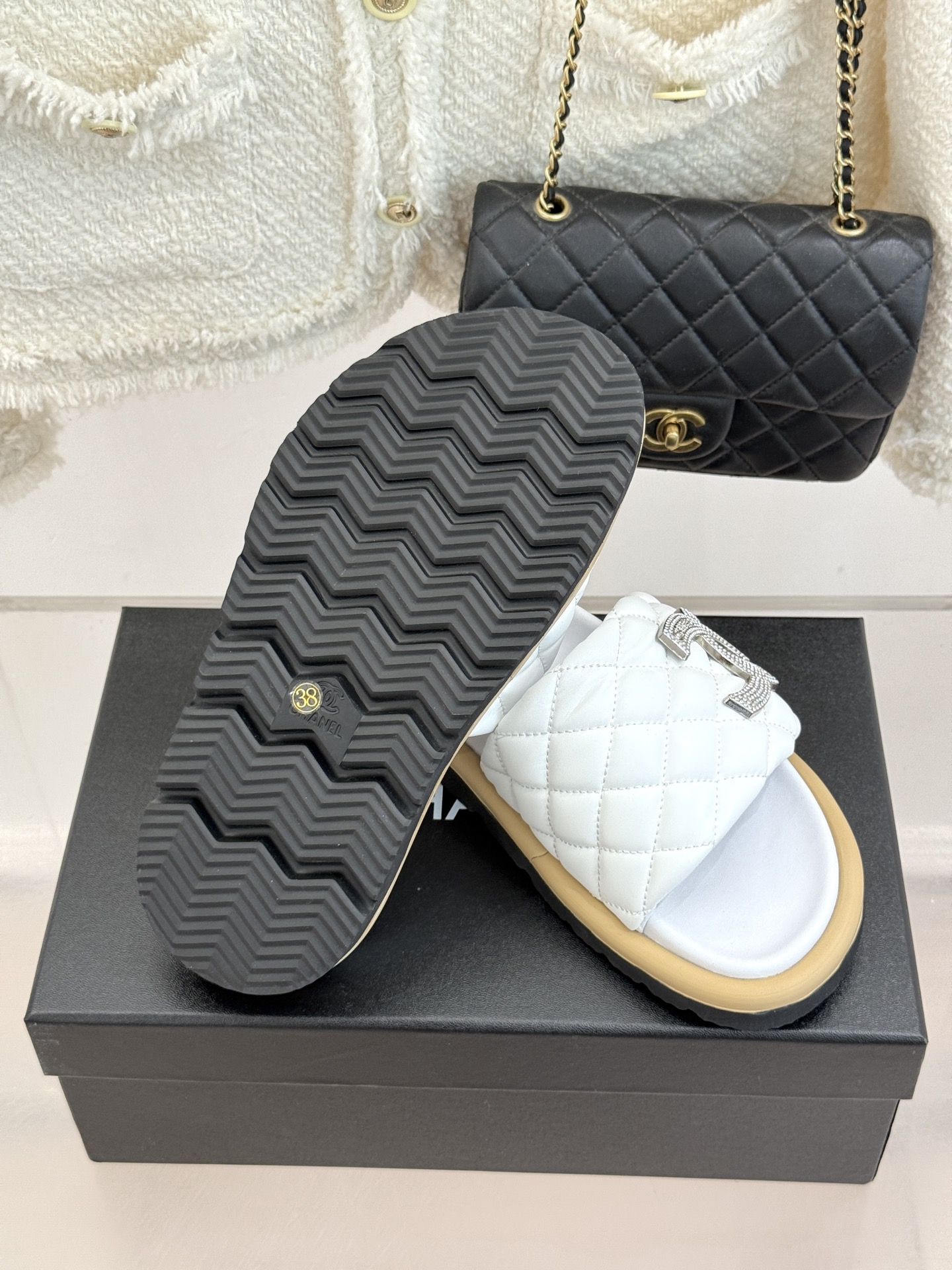 CHANE* ｜小香经典双C水钻魔术贴菱格面包厚底懒人拖鞋懒人必备👏穿了会上瘾的拖鞋巨软巨舒服 让你摆脱