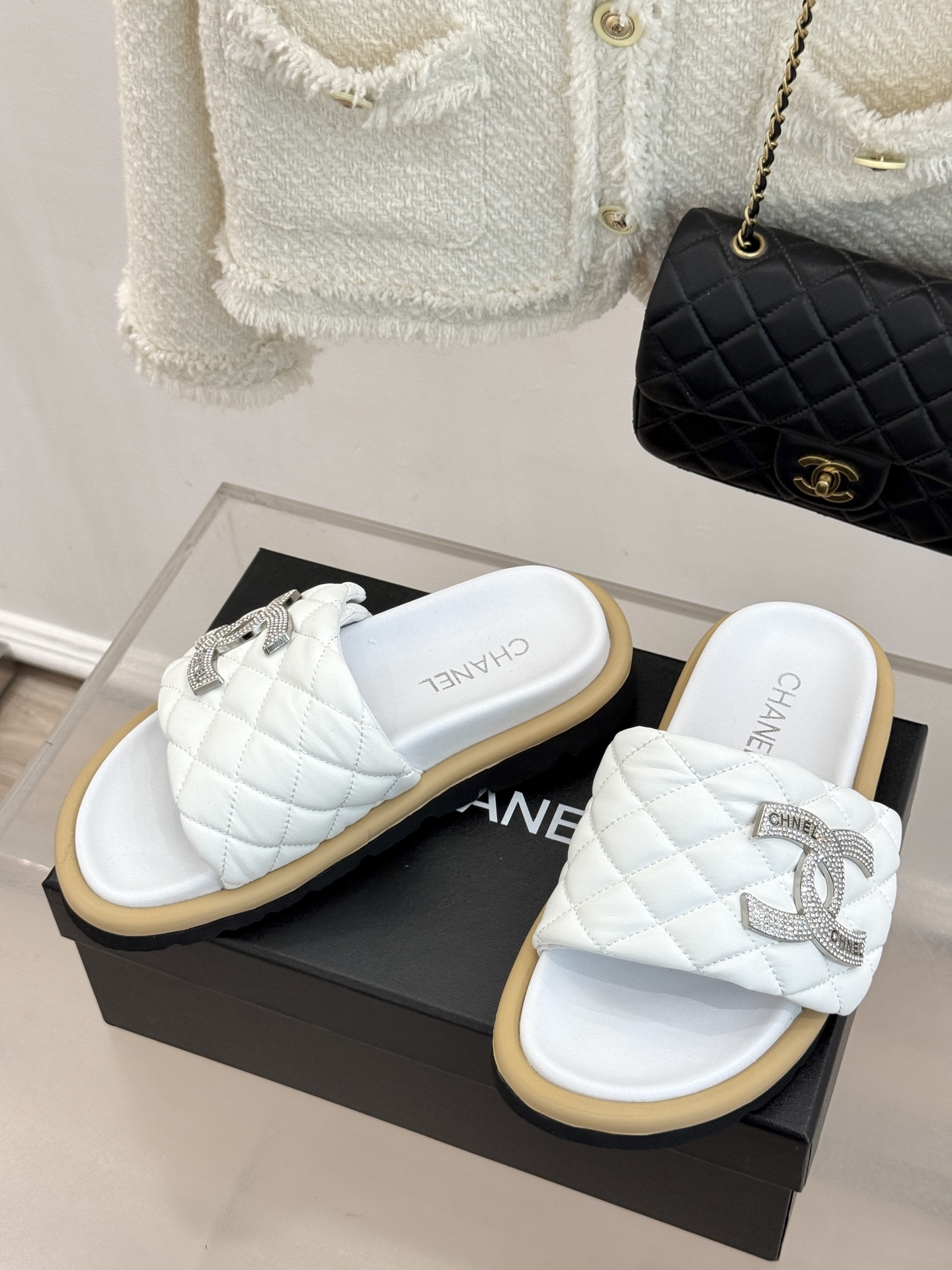 CHANE* ｜小香经典双C水钻魔术贴菱格面包厚底懒人拖鞋懒人必备👏穿了会上瘾的拖鞋巨软巨舒服 让你摆脱