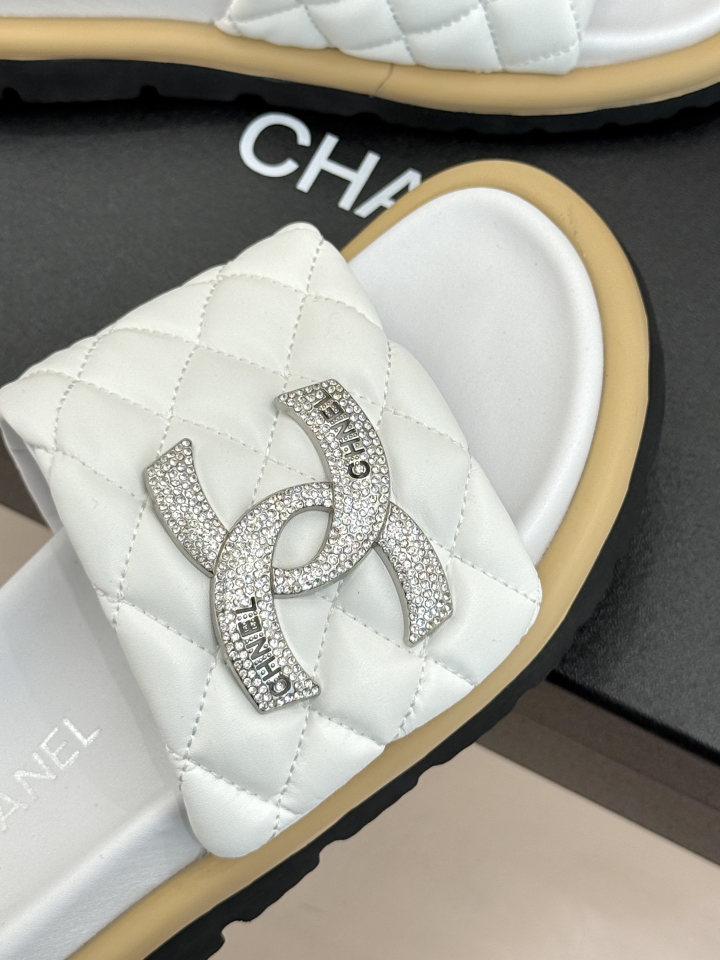 CHANE* ｜小香经典双C水钻魔术贴菱格面包厚底懒人拖鞋懒人必备👏穿了会上瘾的拖鞋巨软巨舒服 让你摆脱
