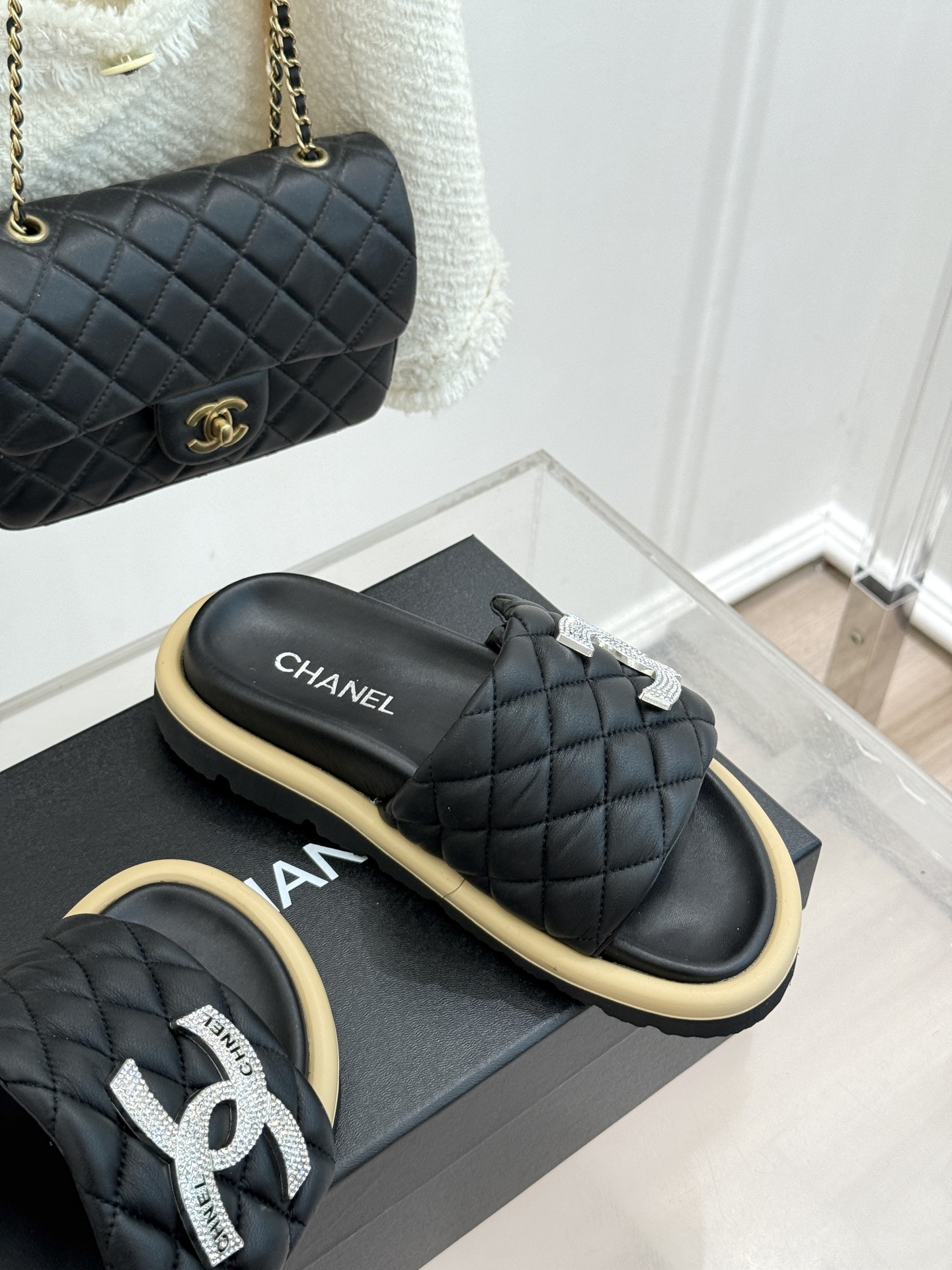 CHANE* ｜小香经典双C水钻魔术贴菱格面包厚底懒人拖鞋懒人必备👏穿了会上瘾的拖鞋巨软巨舒服 让你摆脱