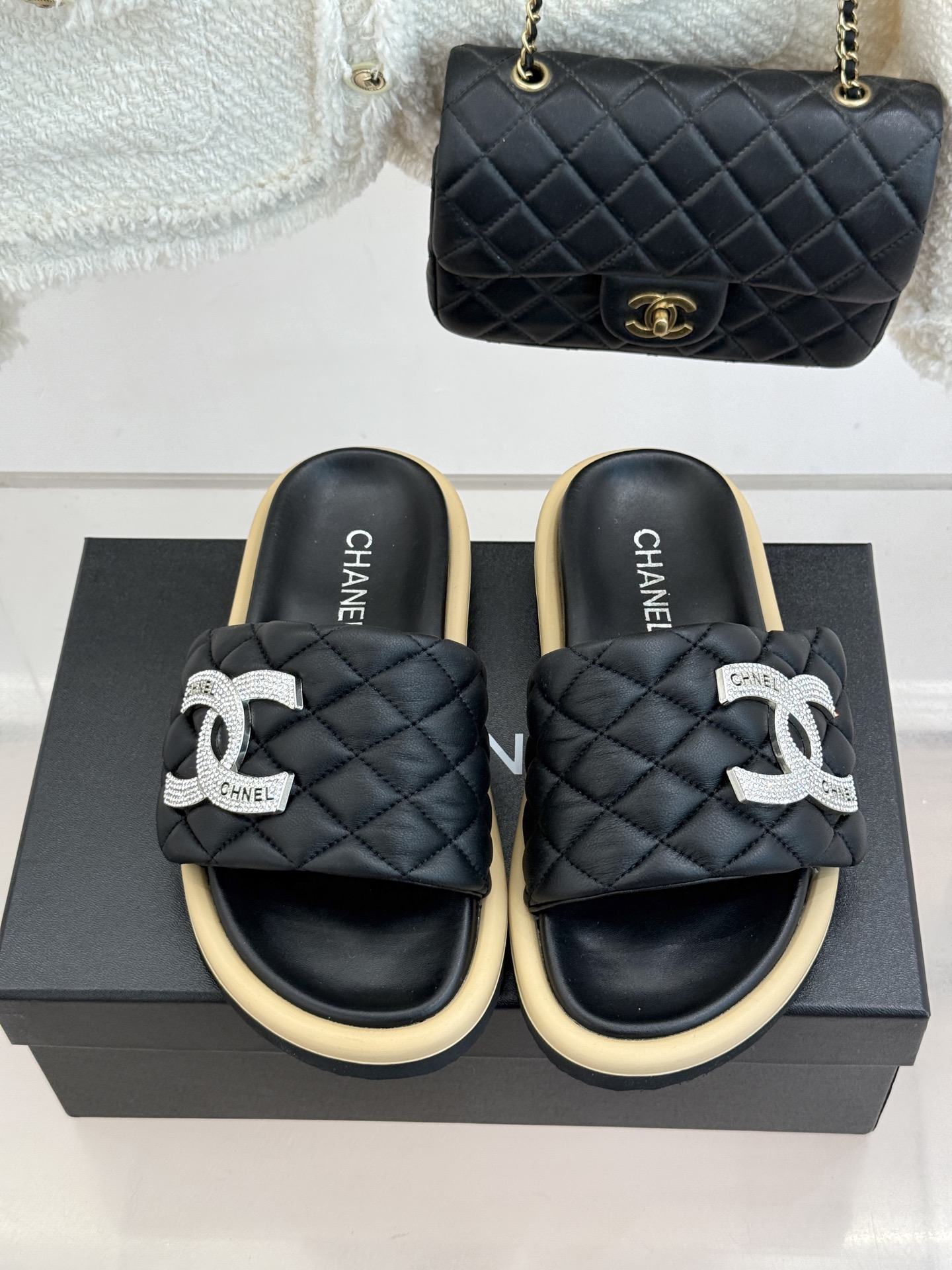 CHANE* ｜小香经典双C水钻魔术贴菱格面包厚底懒人拖鞋懒人必备👏穿了会上瘾的拖鞋巨软巨舒服 让你摆脱