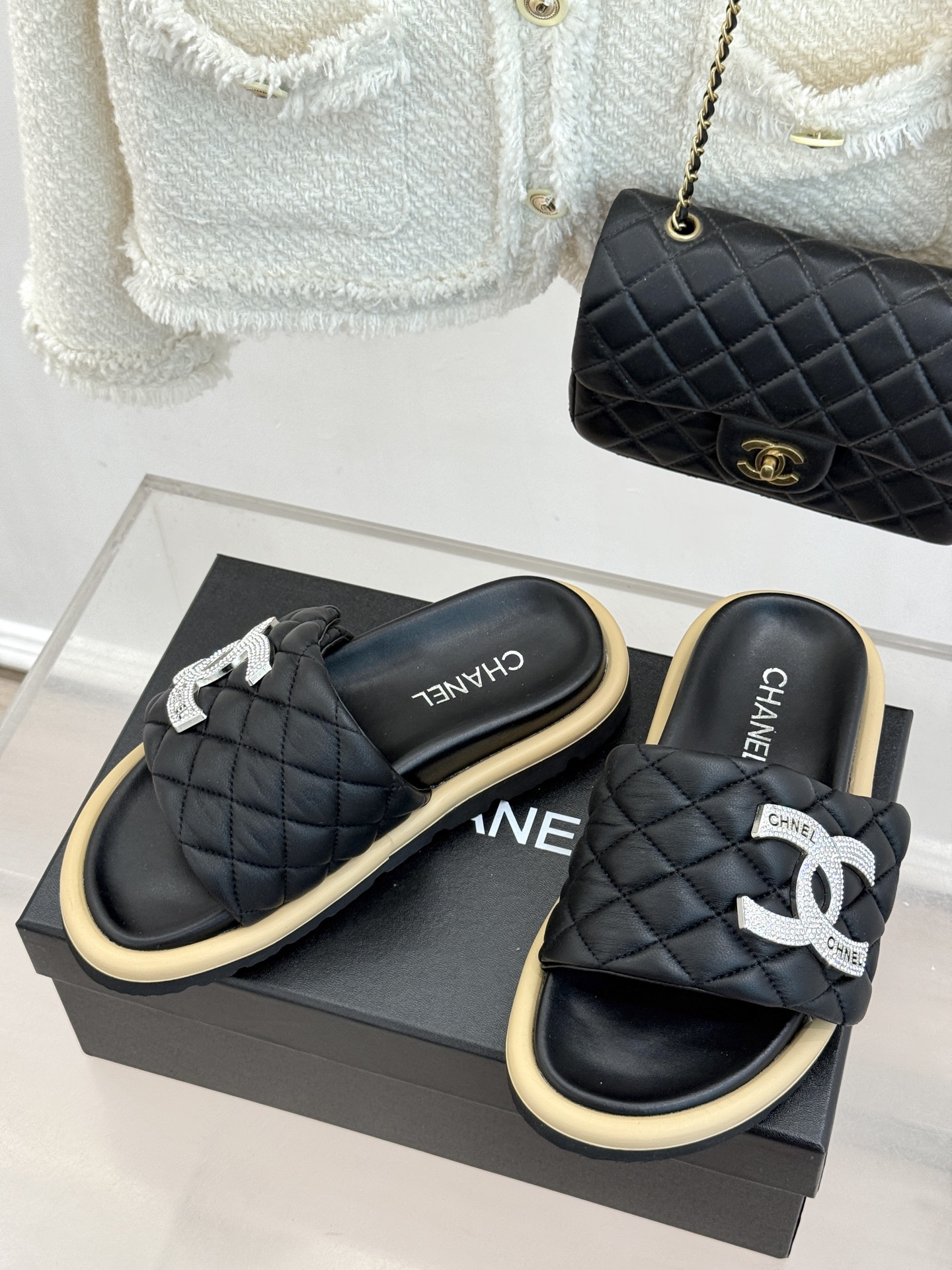 CHANE* ｜小香经典双C水钻魔术贴菱格面包厚底懒人拖鞋懒人必备👏穿了会上瘾的拖鞋巨软巨舒服 让你摆脱