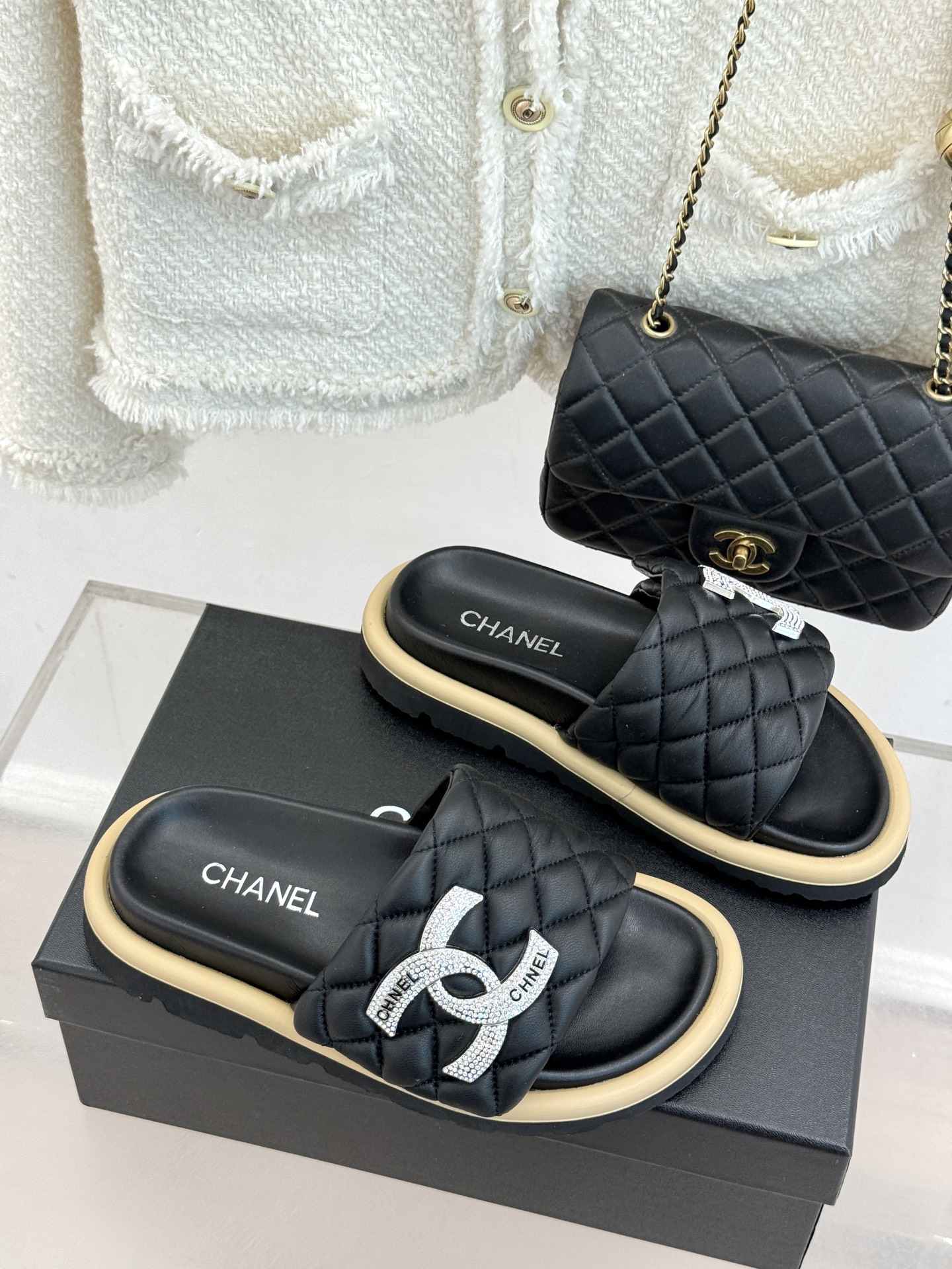 CHANE* ｜小香经典双C水钻魔术贴菱格面包厚底懒人拖鞋懒人必备👏穿了会上瘾的拖鞋巨软巨舒服 让你摆脱