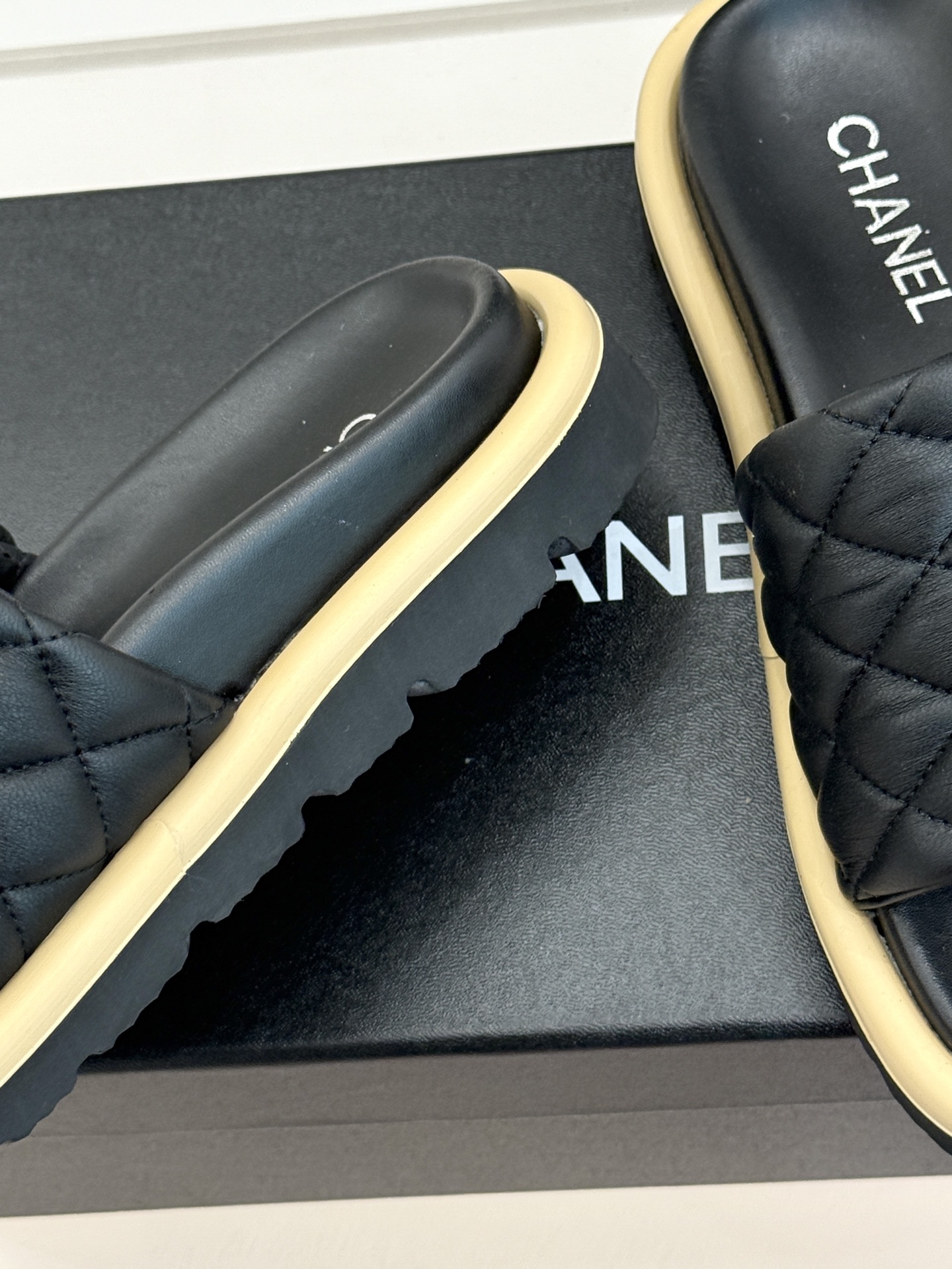 CHANE* ｜小香经典双C水钻魔术贴菱格面包厚底懒人拖鞋懒人必备👏穿了会上瘾的拖鞋巨软巨舒服 让你摆脱