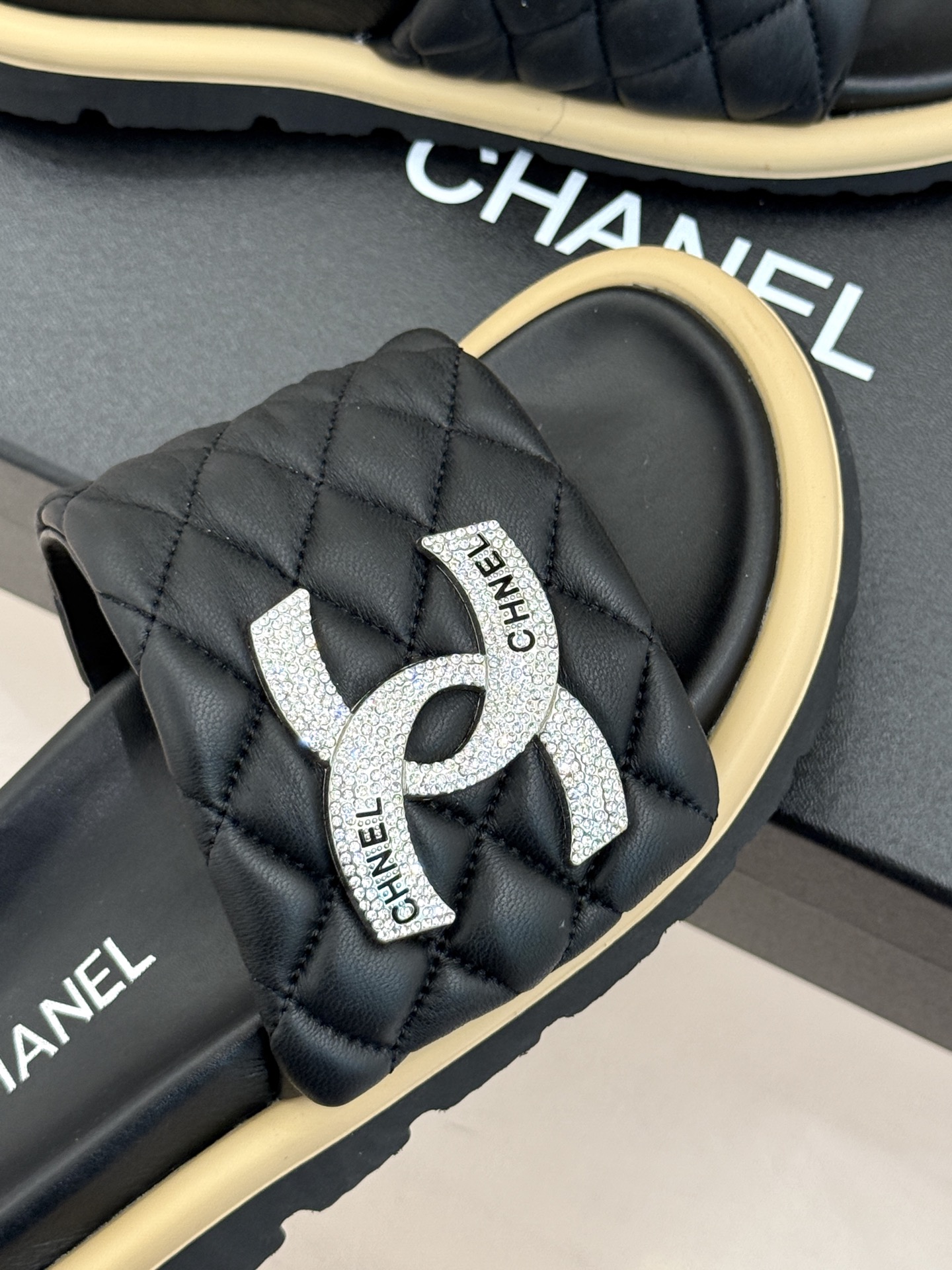 CHANE* ｜小香经典双C水钻魔术贴菱格面包厚底懒人拖鞋懒人必备👏穿了会上瘾的拖鞋巨软巨舒服 让你摆脱