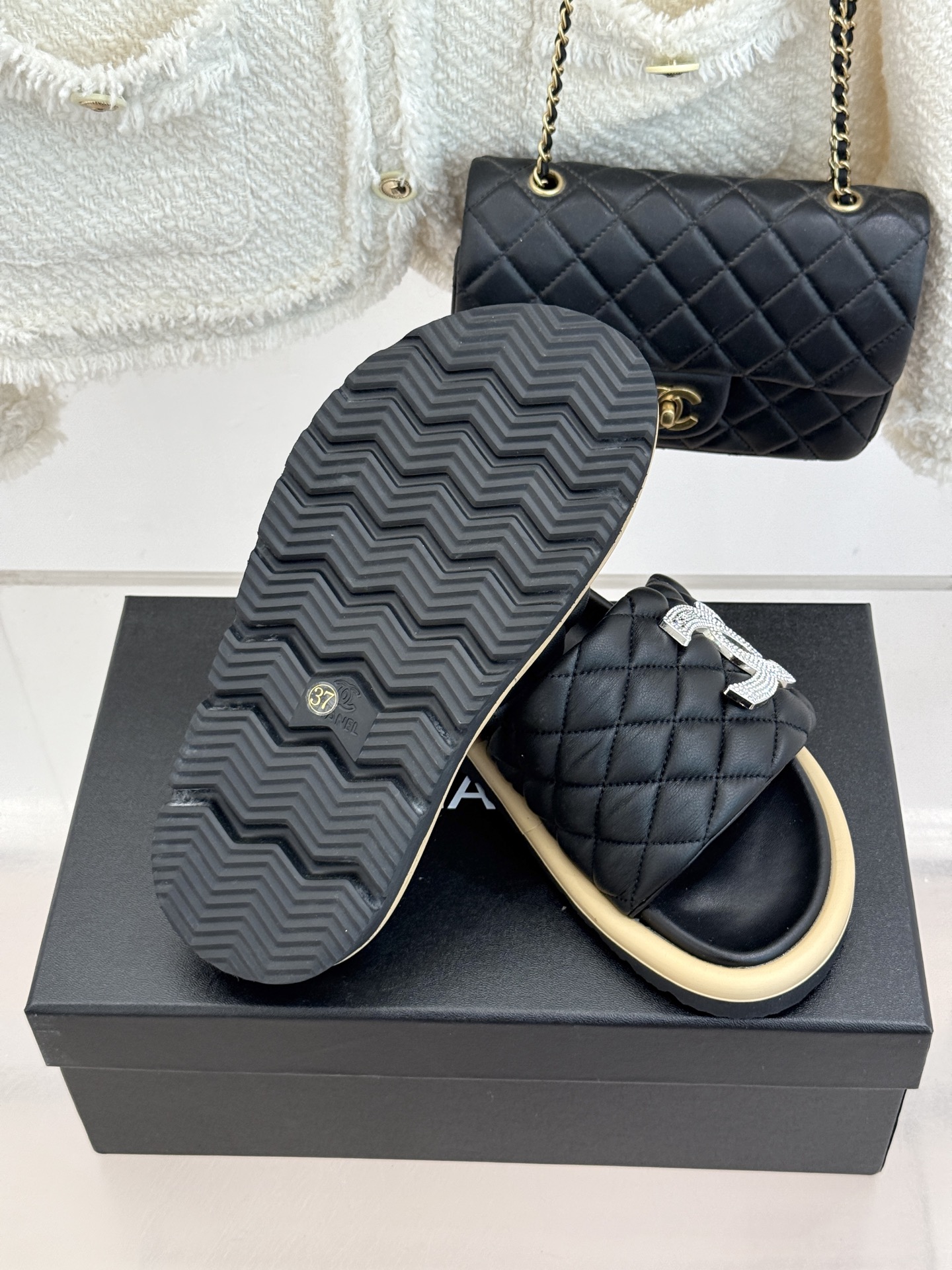 CHANE* ｜小香经典双C水钻魔术贴菱格面包厚底懒人拖鞋懒人必备👏穿了会上瘾的拖鞋巨软巨舒服 让你摆脱