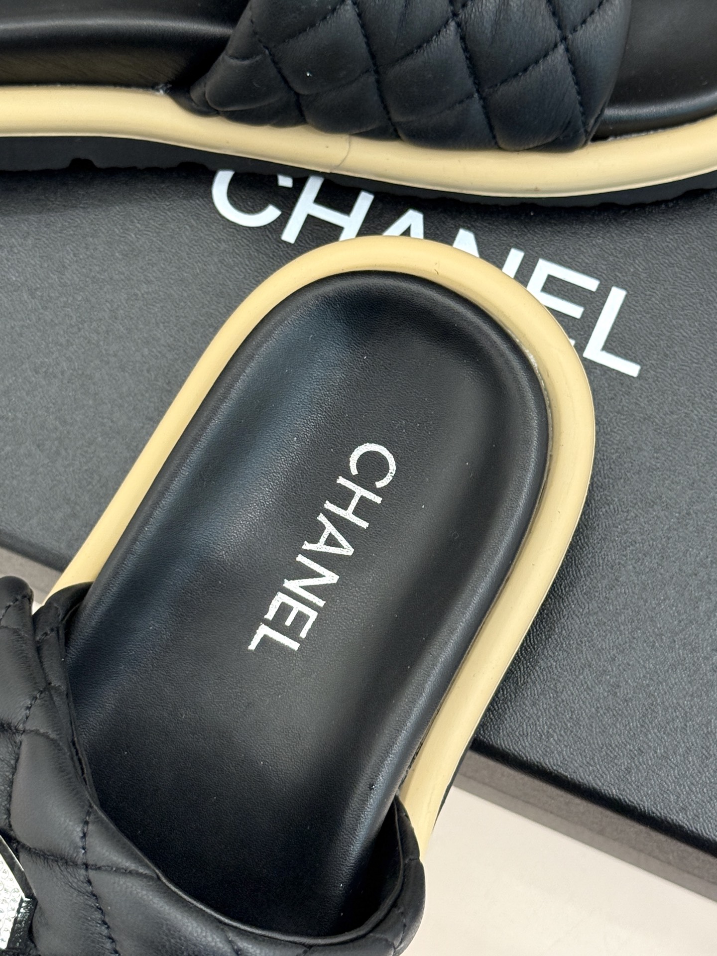 CHANE* ｜小香经典双C水钻魔术贴菱格面包厚底懒人拖鞋懒人必备👏穿了会上瘾的拖鞋巨软巨舒服 让你摆脱