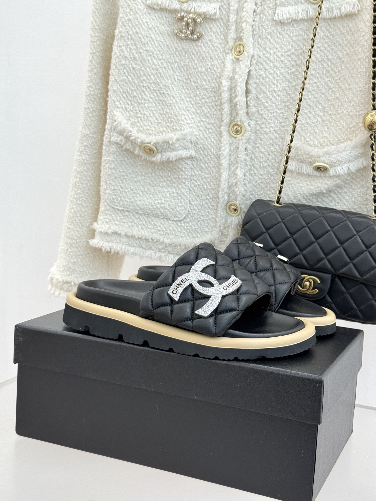 NO:751190,CHANE* | Xiaoxiang's classic double-C rhinestone Velcro, lozenge bread thick-soled lazy slippers, a must-have for lazy people, these slippers will become addictive after wearing them. They are extremely soft and comfortable, allowing you to get rid of all the sense of restraint. The cute bread shoe shape is very friendly to babies with wide feet. The outsole has a certain thickness, which makes your legs slimmer and longer when worn. The Velcro can be adjusted to the size at will. A must-have for fashionistas!  The upper is made of original custom-made nylon waterproof cloth. The foot bed fits the sole of the foot very well. It is very comfortable to wear. The comfort is visible to the naked eye. There is no stress after a day of running. The original open-molded foam-resistant outsole is non-slip and wear-resistant and very light. Size35-39 (40/41/42/43 customization is not returnable) No. 80920260311, slippers, chanel, slippers19860909CHANE* ｜小香经典双C水钻魔术贴 菱格面包厚底懒人拖鞋 懒人必备穿了会上瘾的拖鞋 巨软巨舒服 让你摆脱一切的束缚感 呆萌的面包鞋型对脚宽的宝宝很友好 大底有一定的厚度 穿上巨显腿细腿长 魔术贴可随意调节大小 时髦精必备！ 鞋面采用原版定制尼龙防水布 垫脚脚床很贴合脚底 穿着非常舒服 是肉眼可见的舒适感 暴走一天无压力 原版开模耐发泡大底 防滑又耐磨 还很轻便 Size35-39（40/41/42/43定制不退换） 编号80920260311,拖鞋,chanel,slippers,Women's Shoes