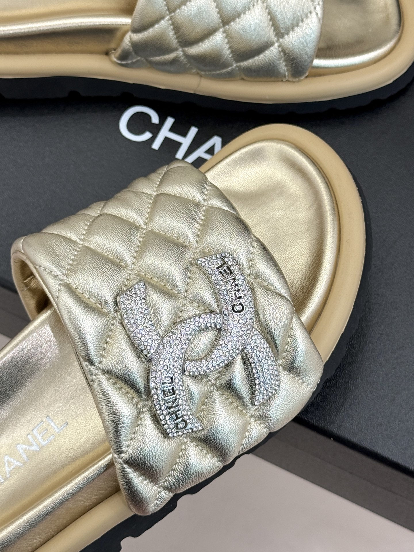 CHANE* ｜小香经典双C水钻魔术贴菱格面包厚底懒人拖鞋懒人必备👏穿了会上瘾的拖鞋巨软巨舒服 让你摆脱